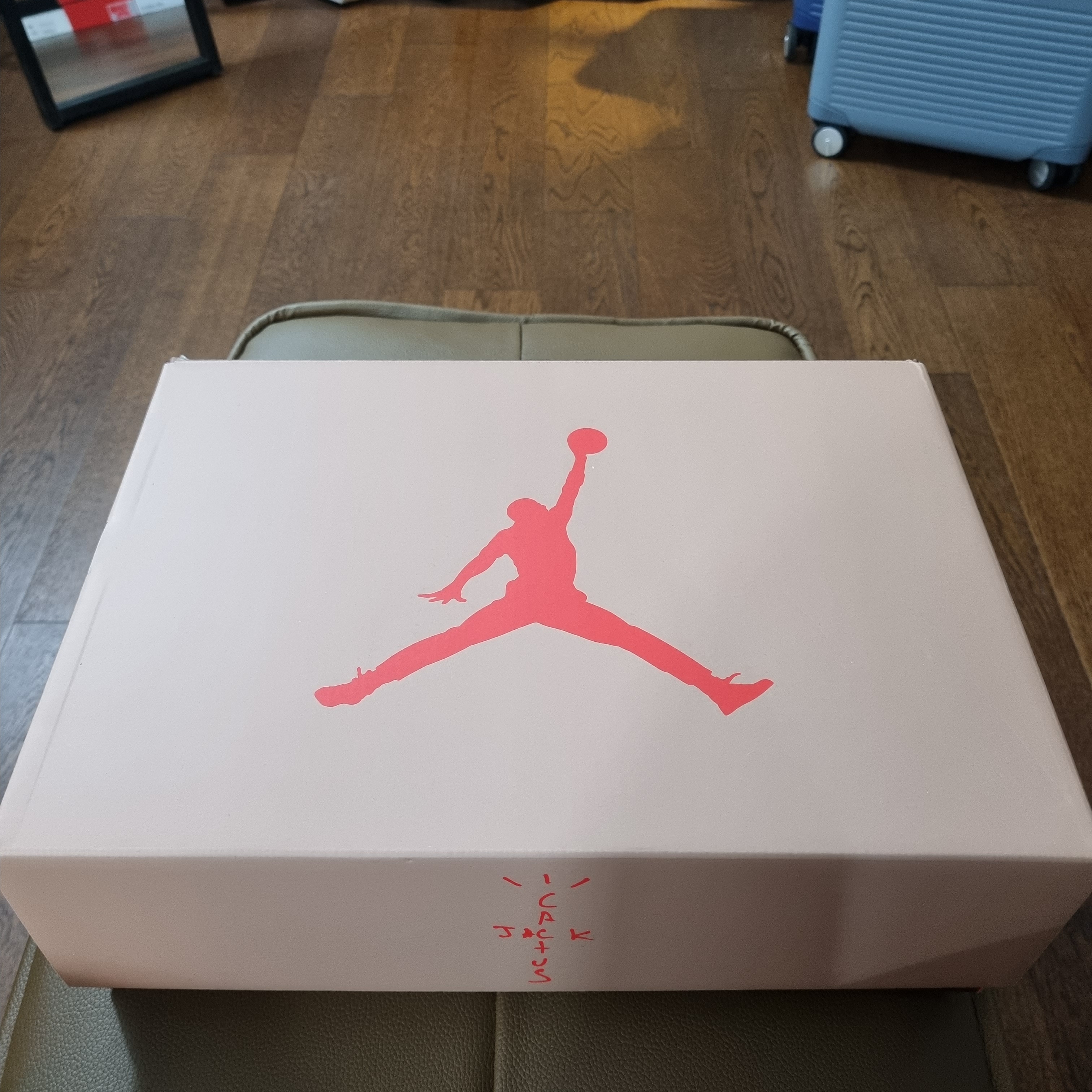 Jordan 6 x Travis Scott Retro SP British Khaki 착용 스타일 - 3