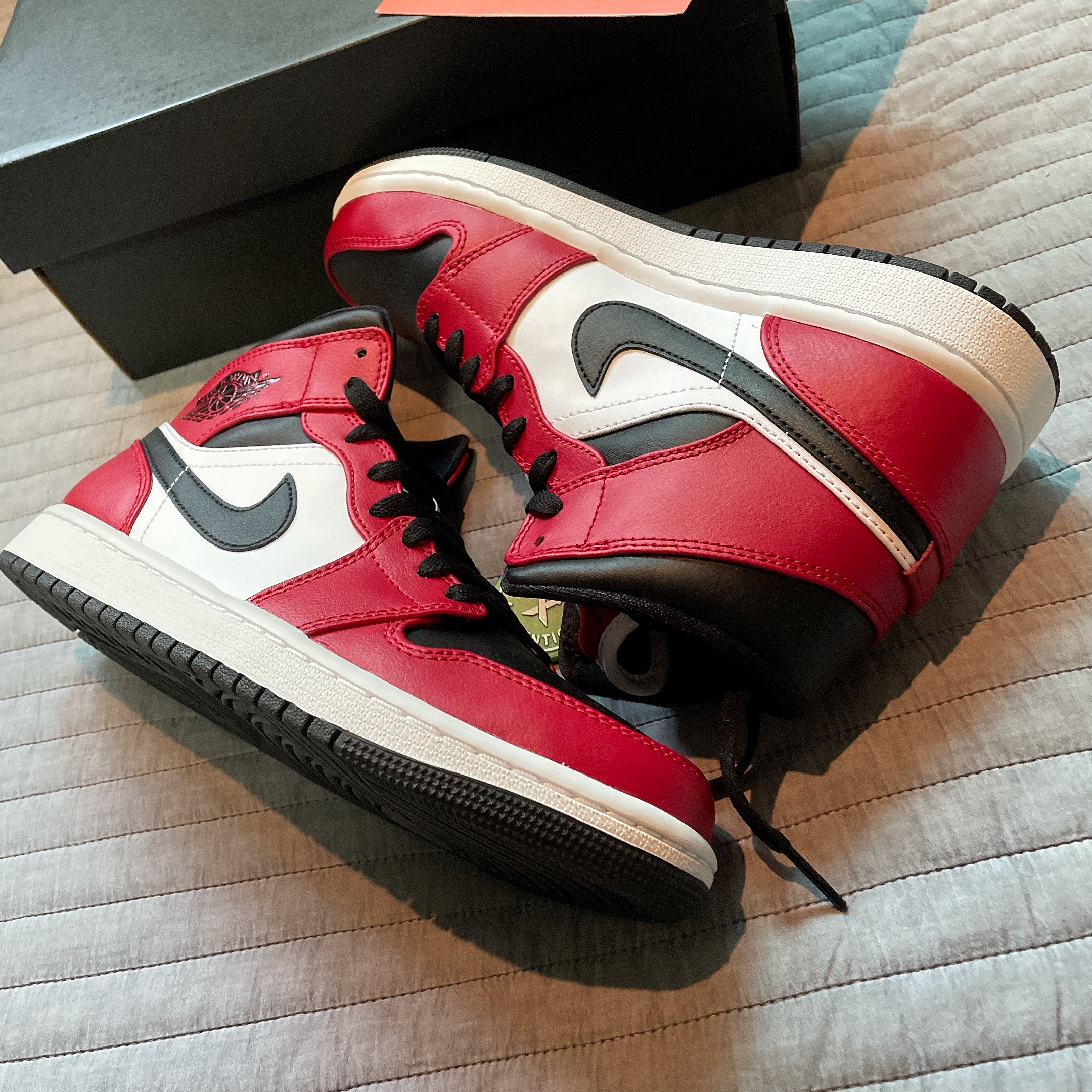 Jordan 1 Mid Chicago Black Toe 착용 스타일 - 2