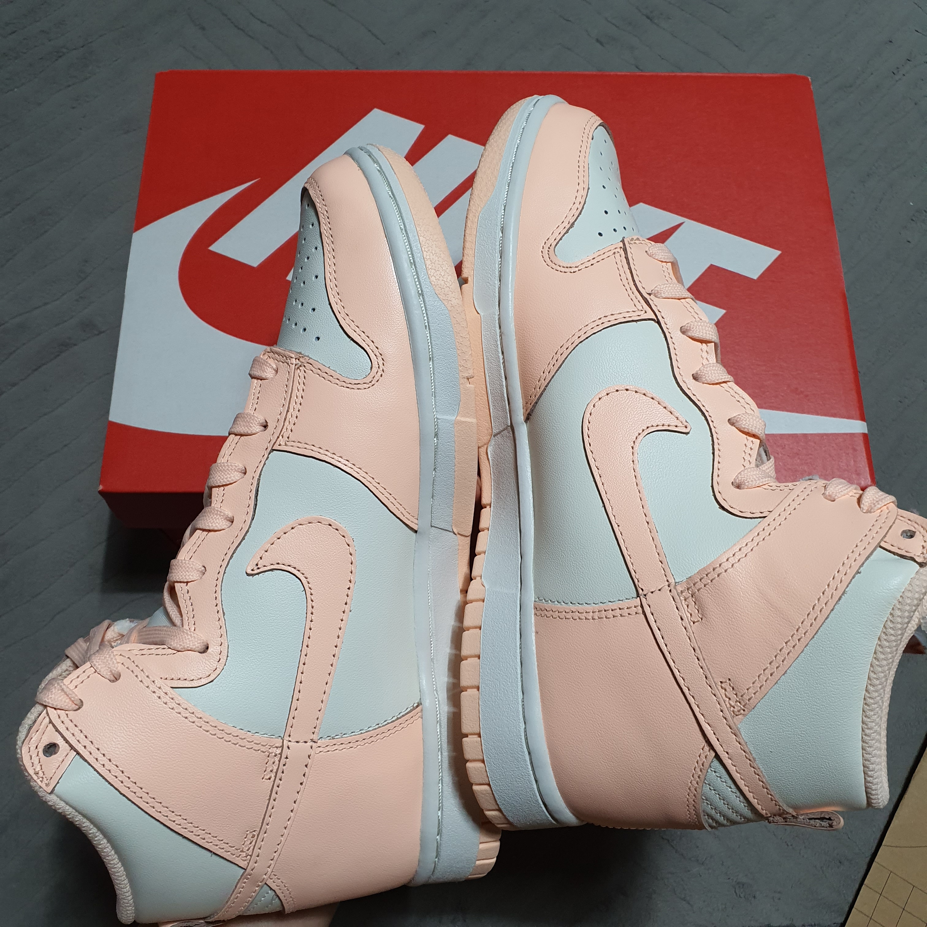 (W) Nike Dunk High Crimson Tint 착용 스타일 - 3