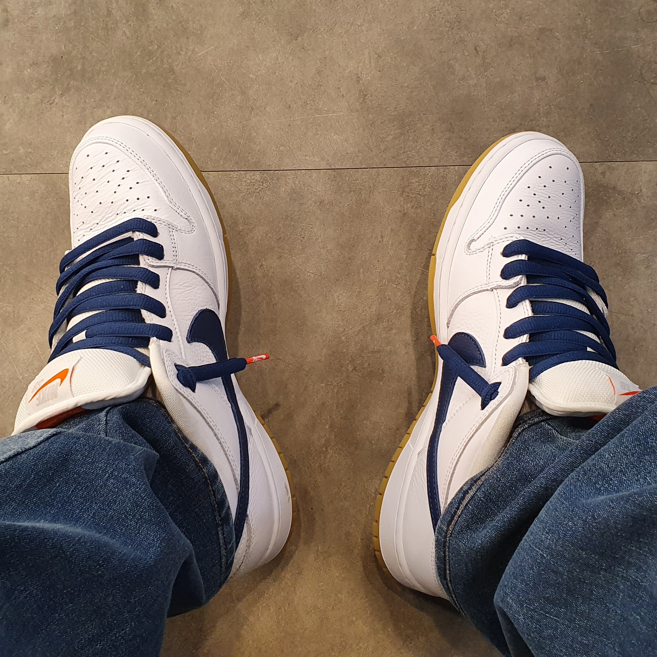 Nike SB Dunk Low Pro ISO Orange Label White Navy 착용 스타일 - 2