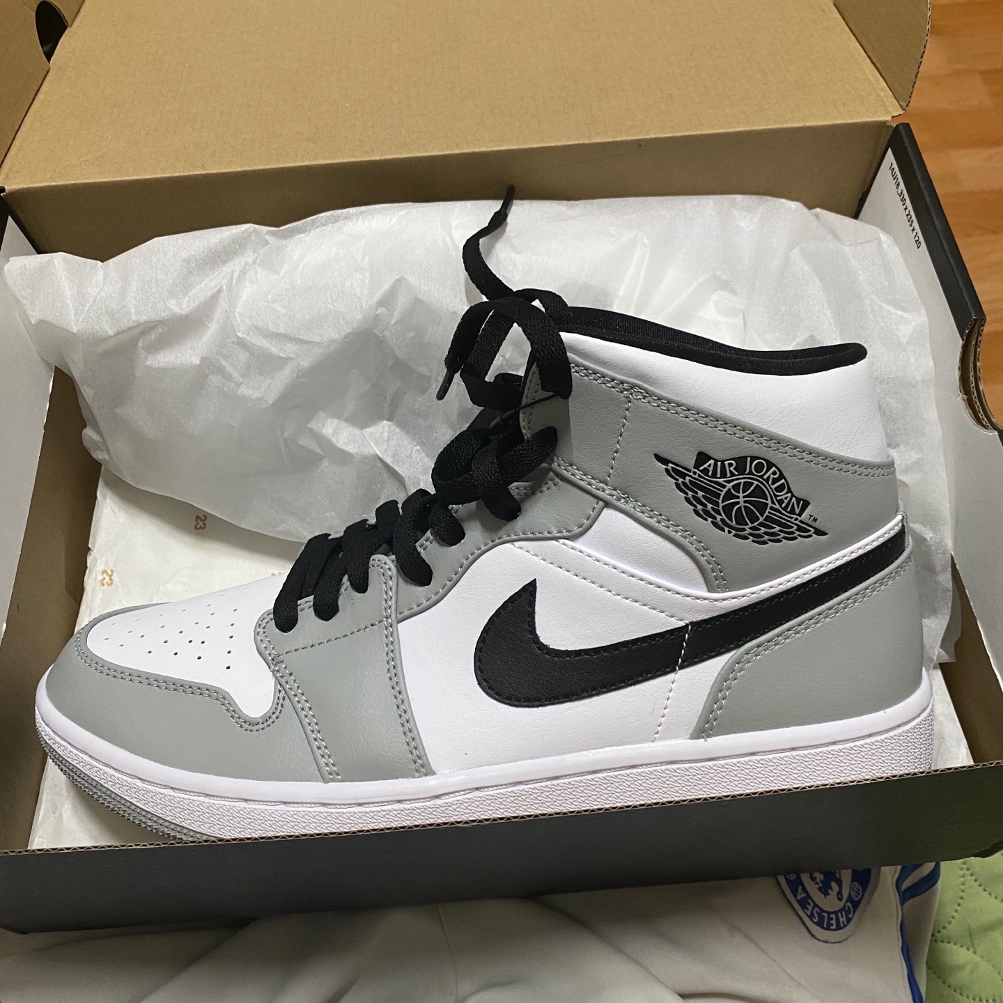 Jordan 1 Mid Light Smoke Grey 착용 스타일 - 1