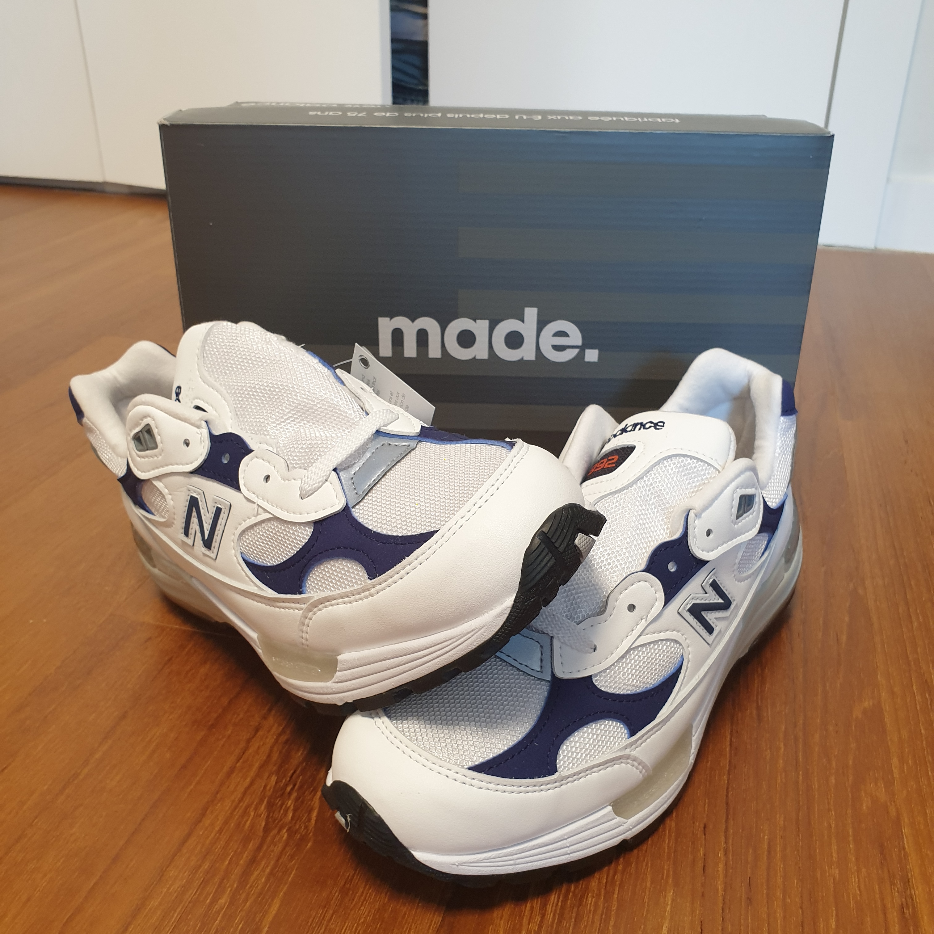 New Balance 992 Made in USA White Navy 착용 스타일 - 2