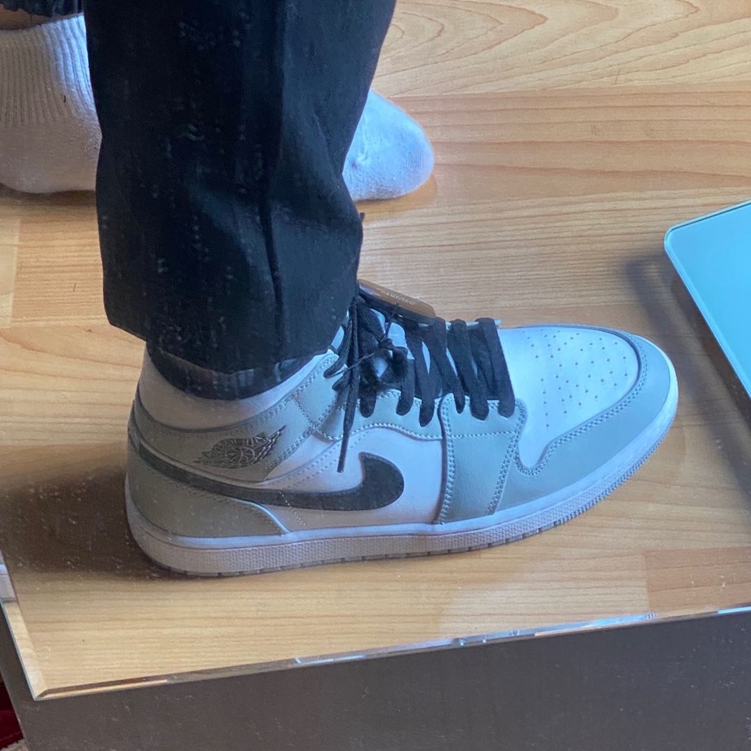 Jordan 1 Mid Light Smoke Grey 착용 스타일 - 2
