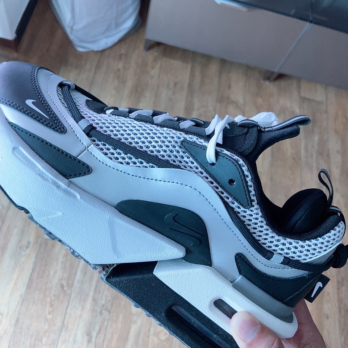 (W) Nike Air Max Furyosa Silver and Black 착용 스타일 - 3