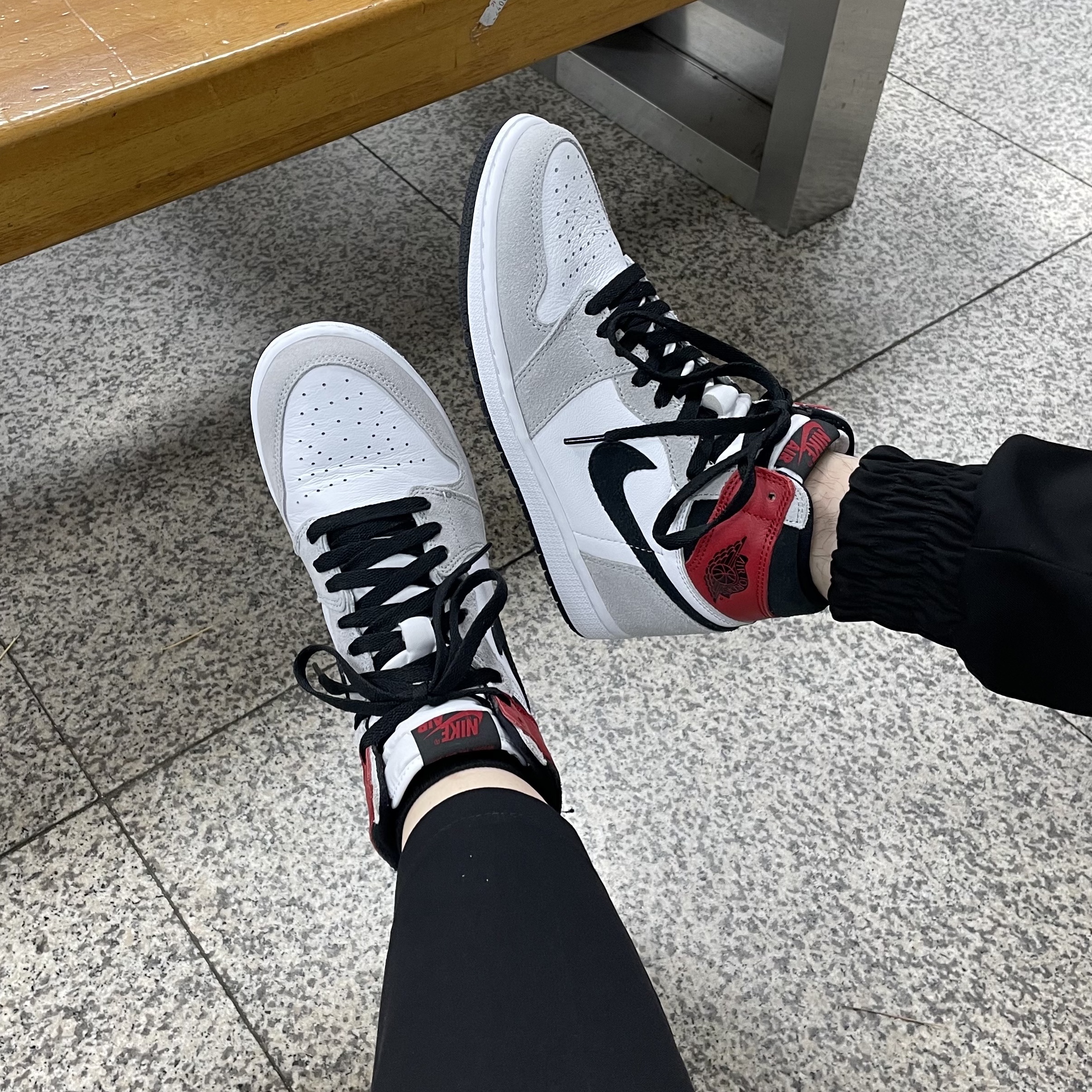 Jordan 1 Retro High OG Light Smoke Grey, (GS) Jordan 1 Retro High OG Light Smoke Grey 착용 스타일 - 2
