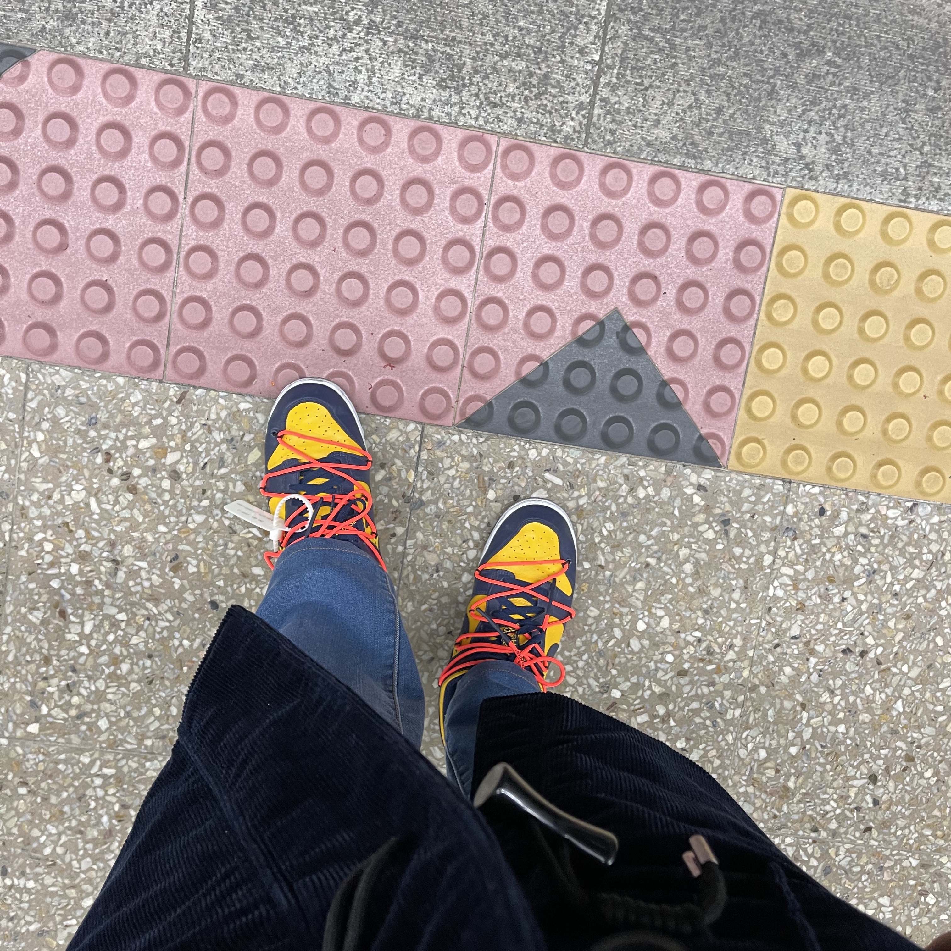 Nike x Off-White Dunk Low University Gold Midnight Navy 착용 스타일