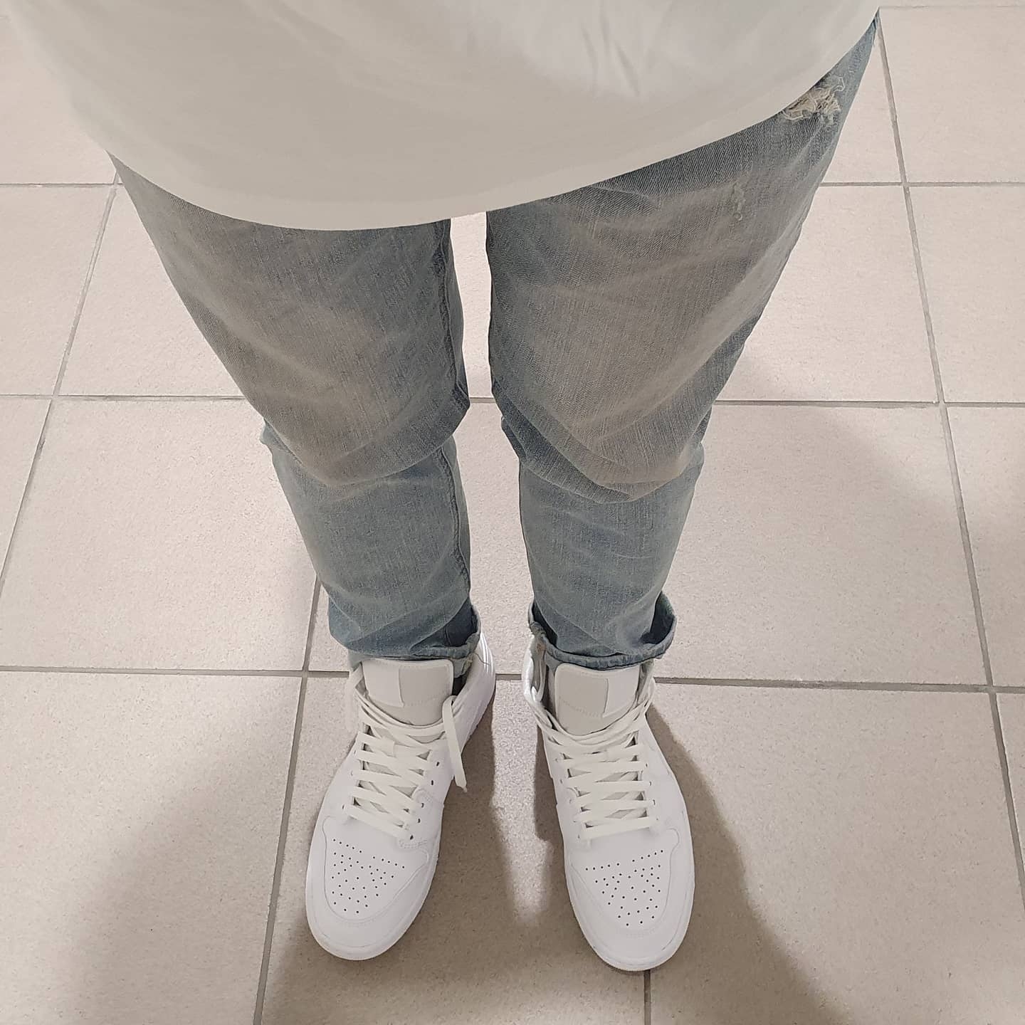 Jordan 1 Mid Triple White 착용 스타일 - 5