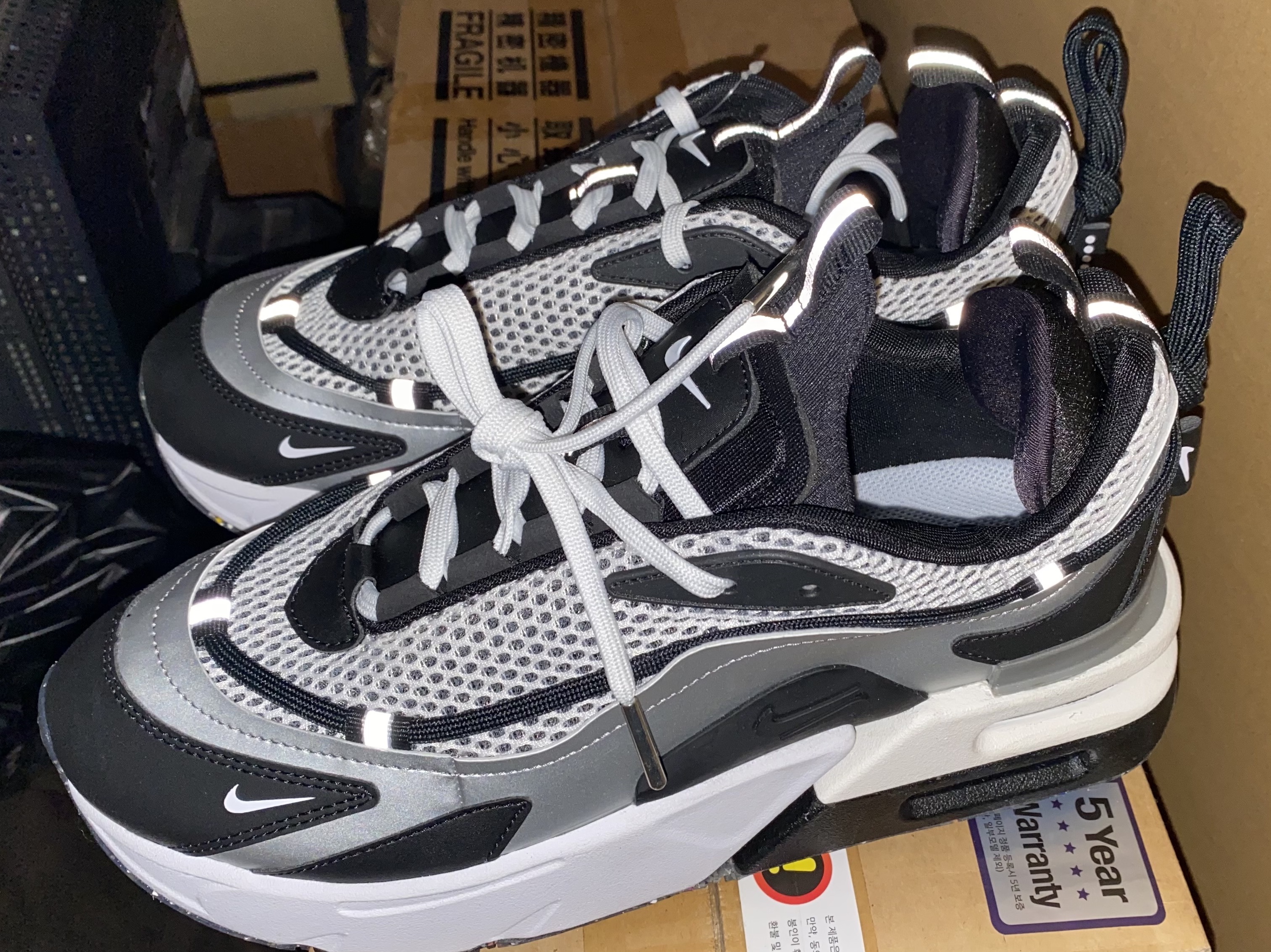 (W) Nike Air Max Furyosa Silver and Black 착용 스타일 - 4