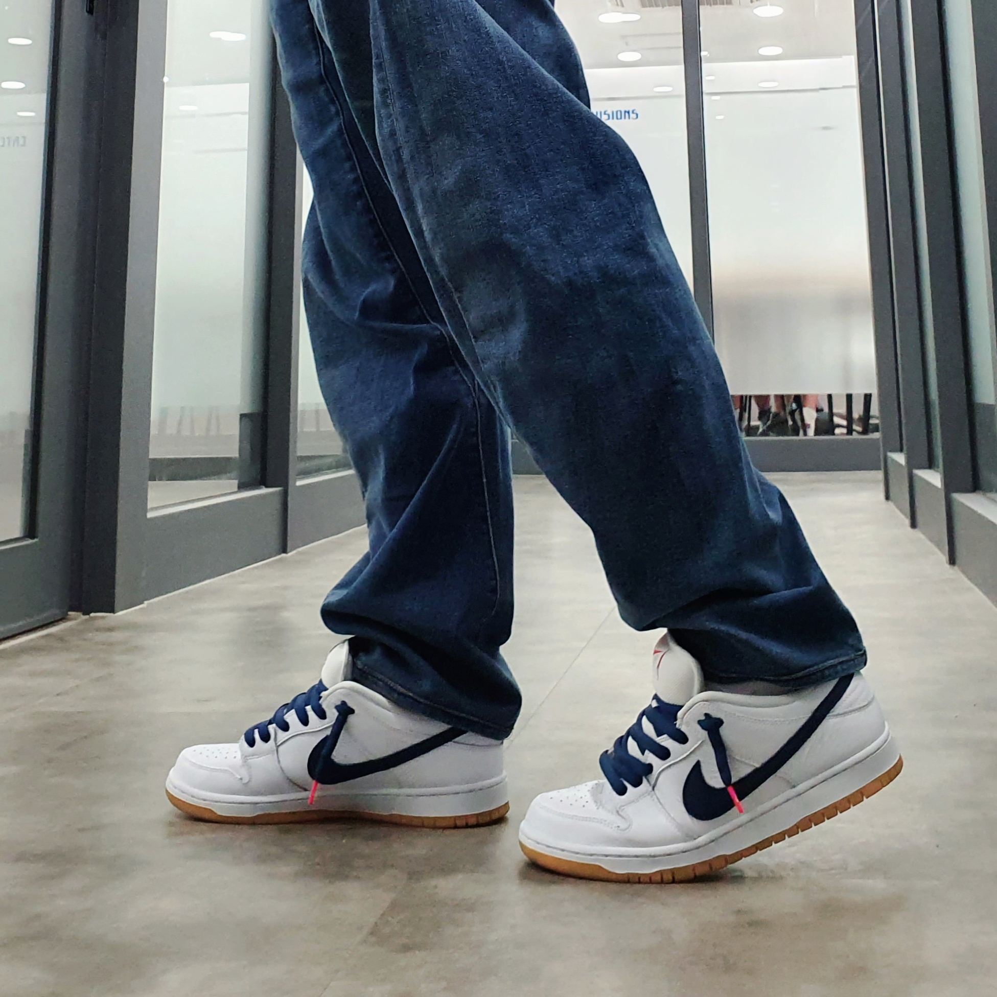 Nike SB Dunk Low Pro ISO Orange Label White Navy 착용 스타일 - 1