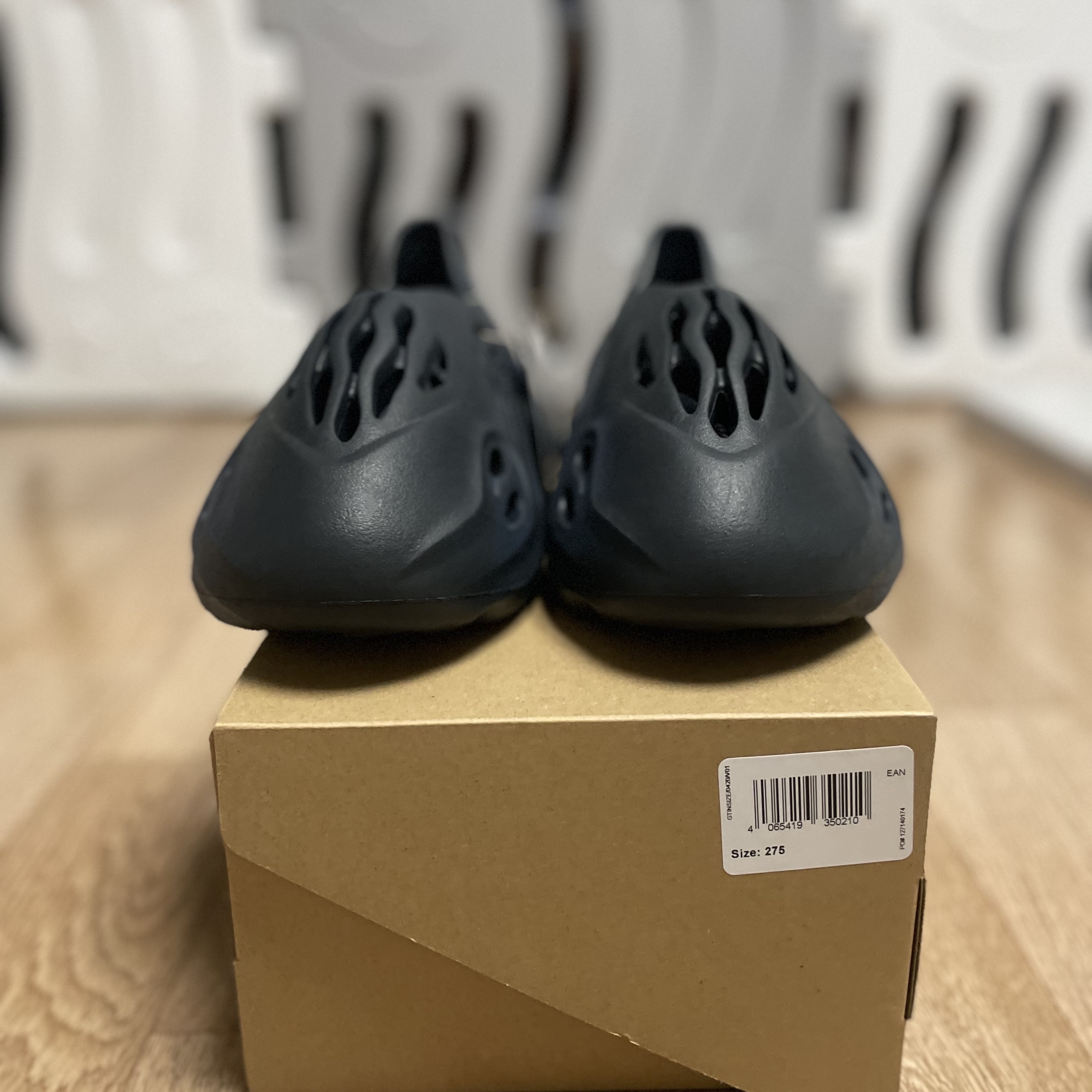 Adidas Yeezy Foam RNNR Mineral Blue 착용 스타일 - 2