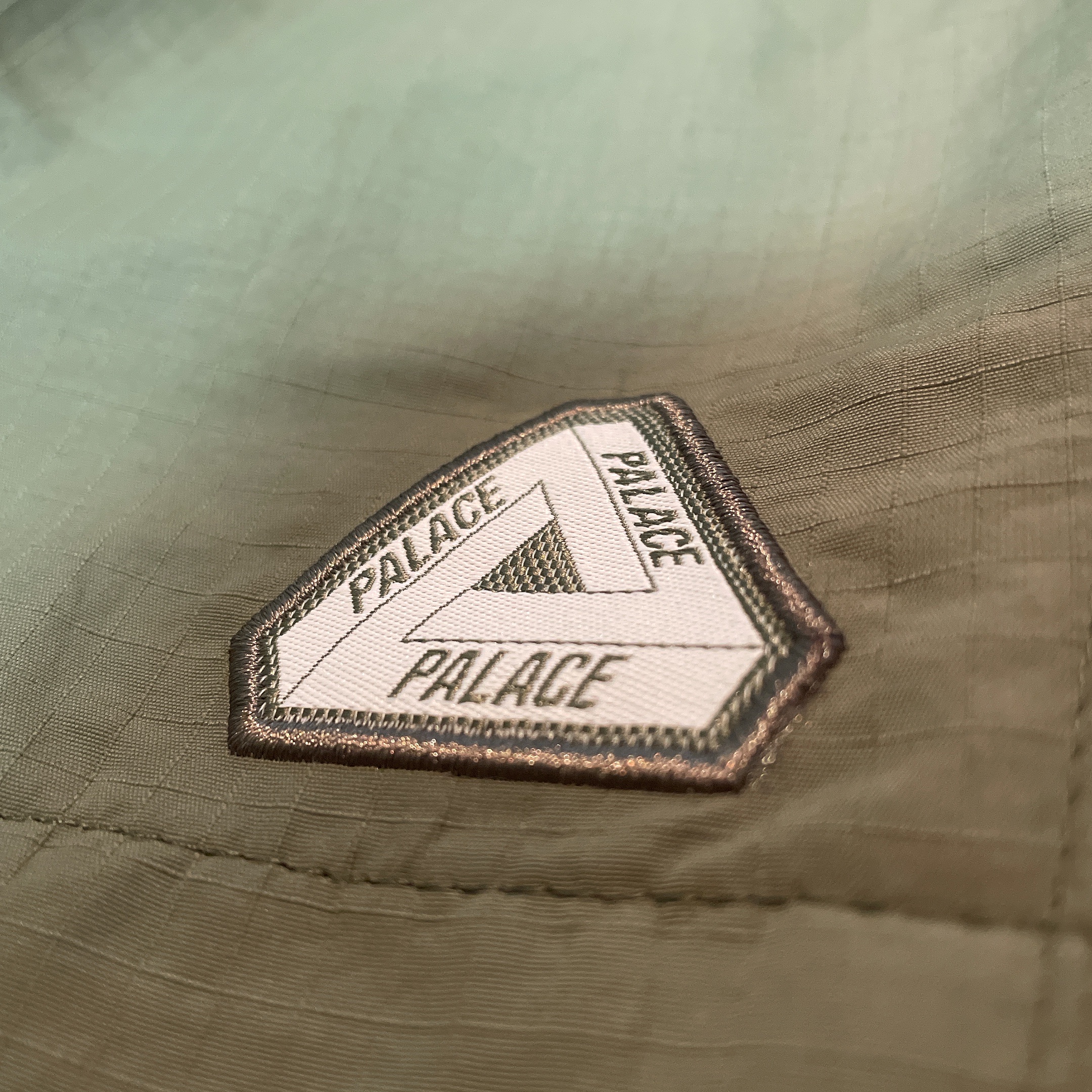 Palace Hearty T-Shirt Orange - 21SS, Palace Sofar Shell Shorts Olive - 21SS 착용 스타일 - 2