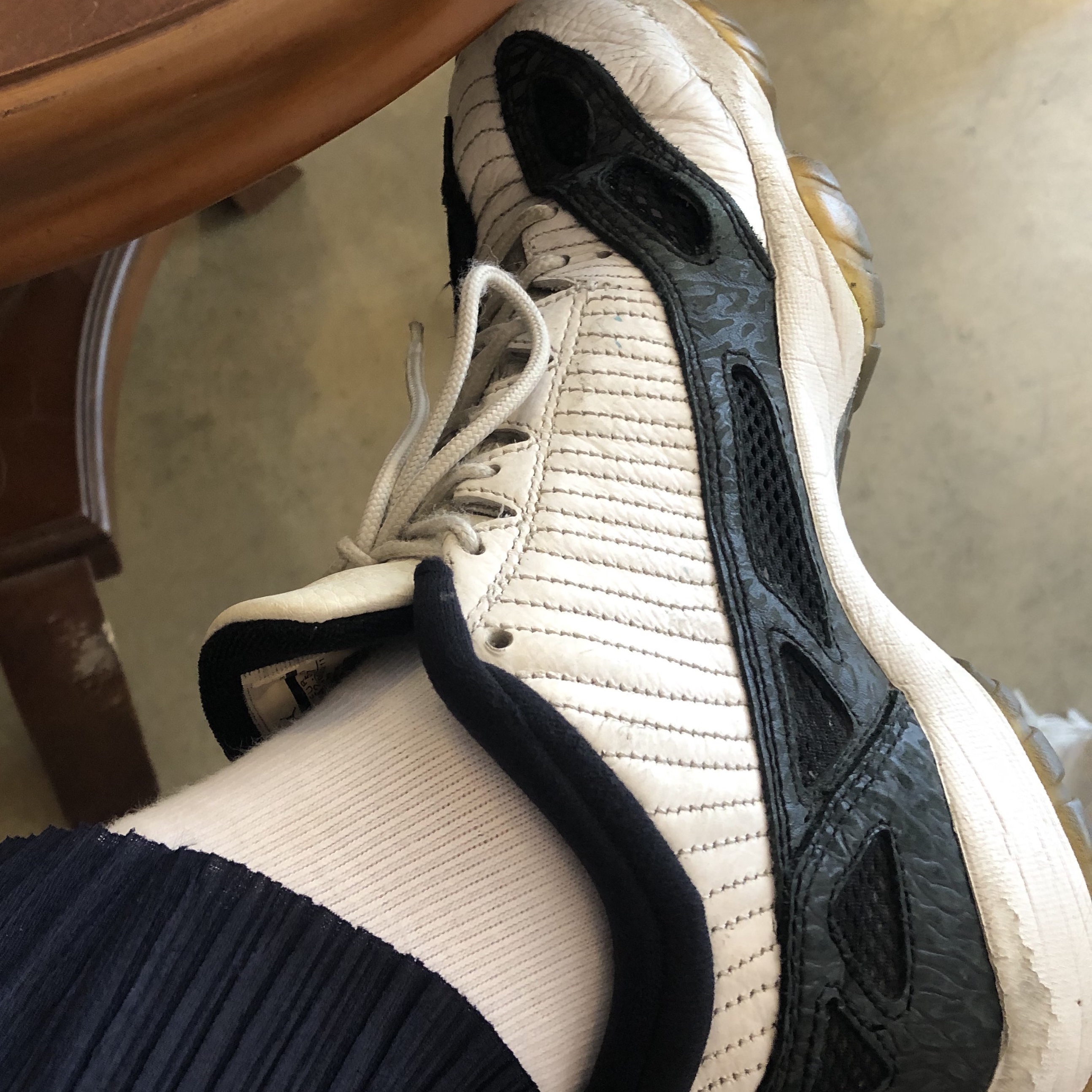 Jordan 11 Retro Low IE White Black 착용 스타일 - 2