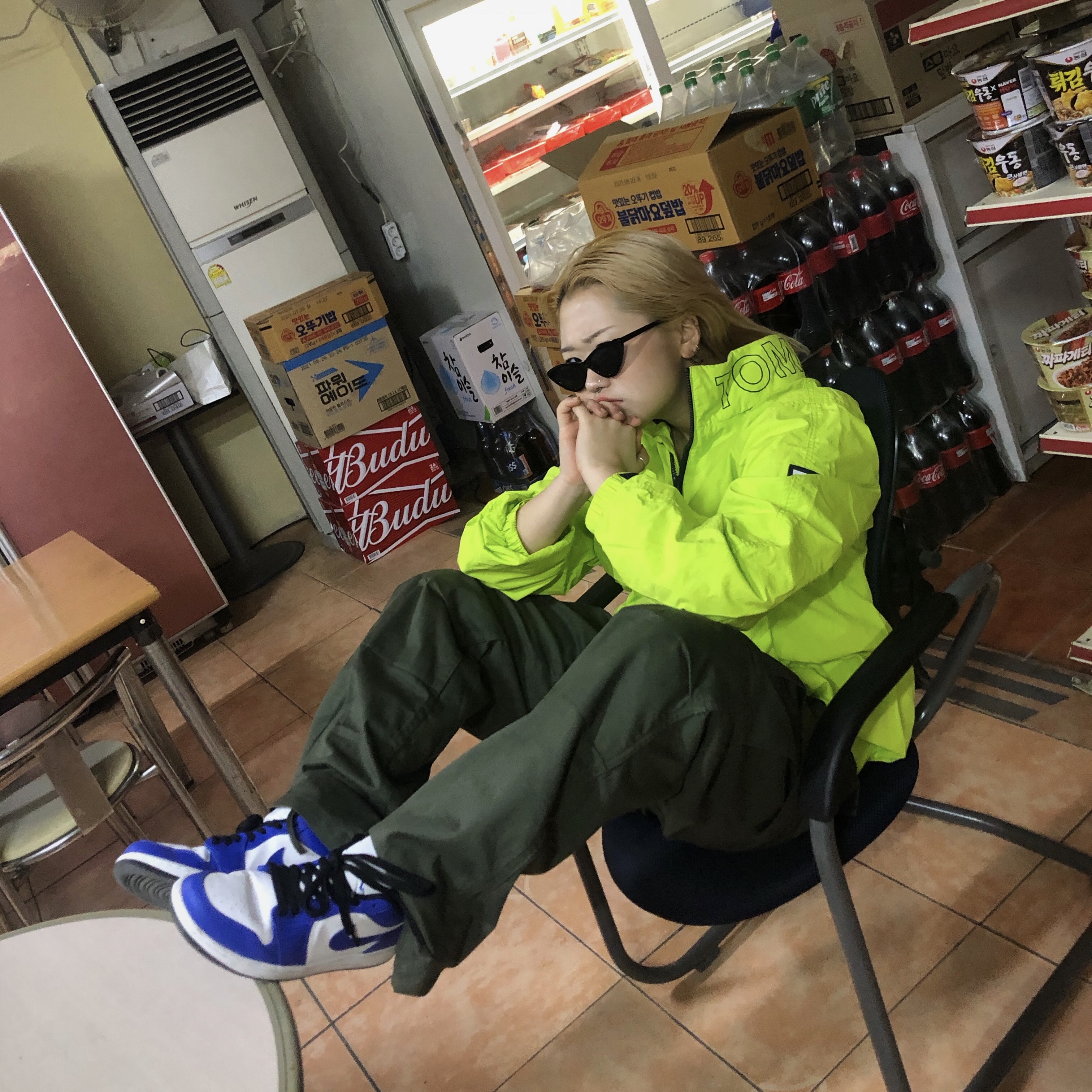 Jordan 1 Low Hyper Royal 착용 스타일 - 1