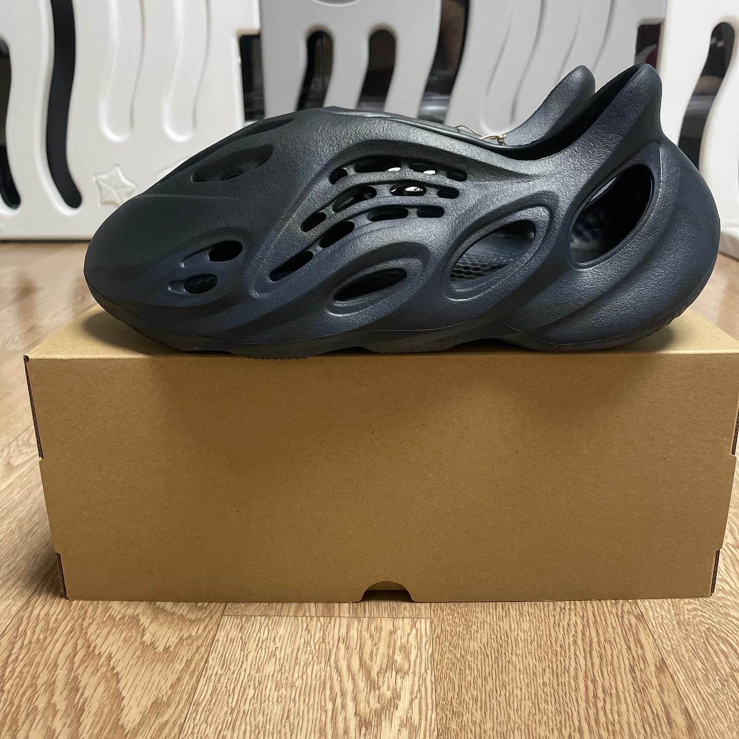 Adidas Yeezy Foam RNNR Mineral Blue 착용 스타일 - 1