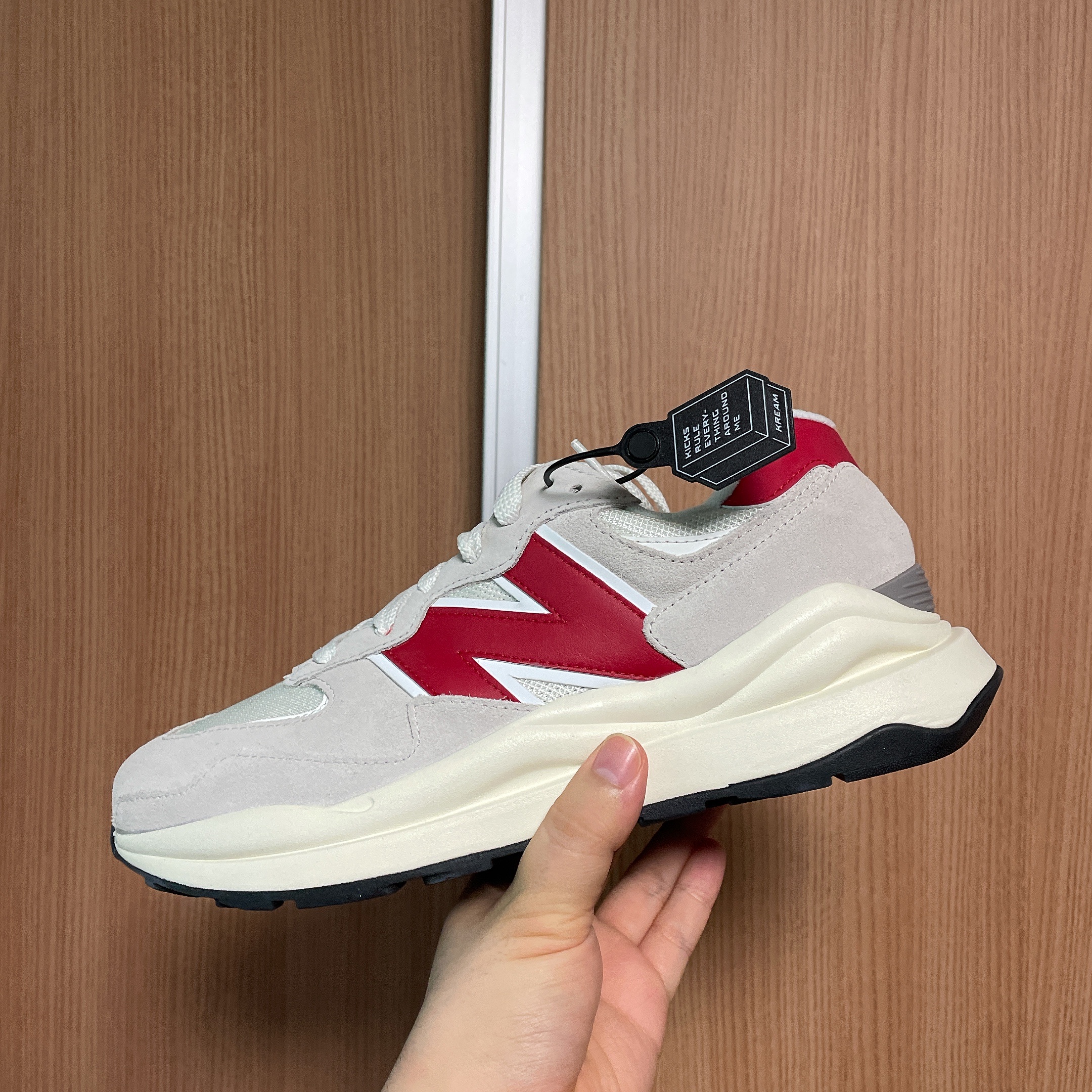 New Balance 5740 Grey Red 착용 스타일 - 3