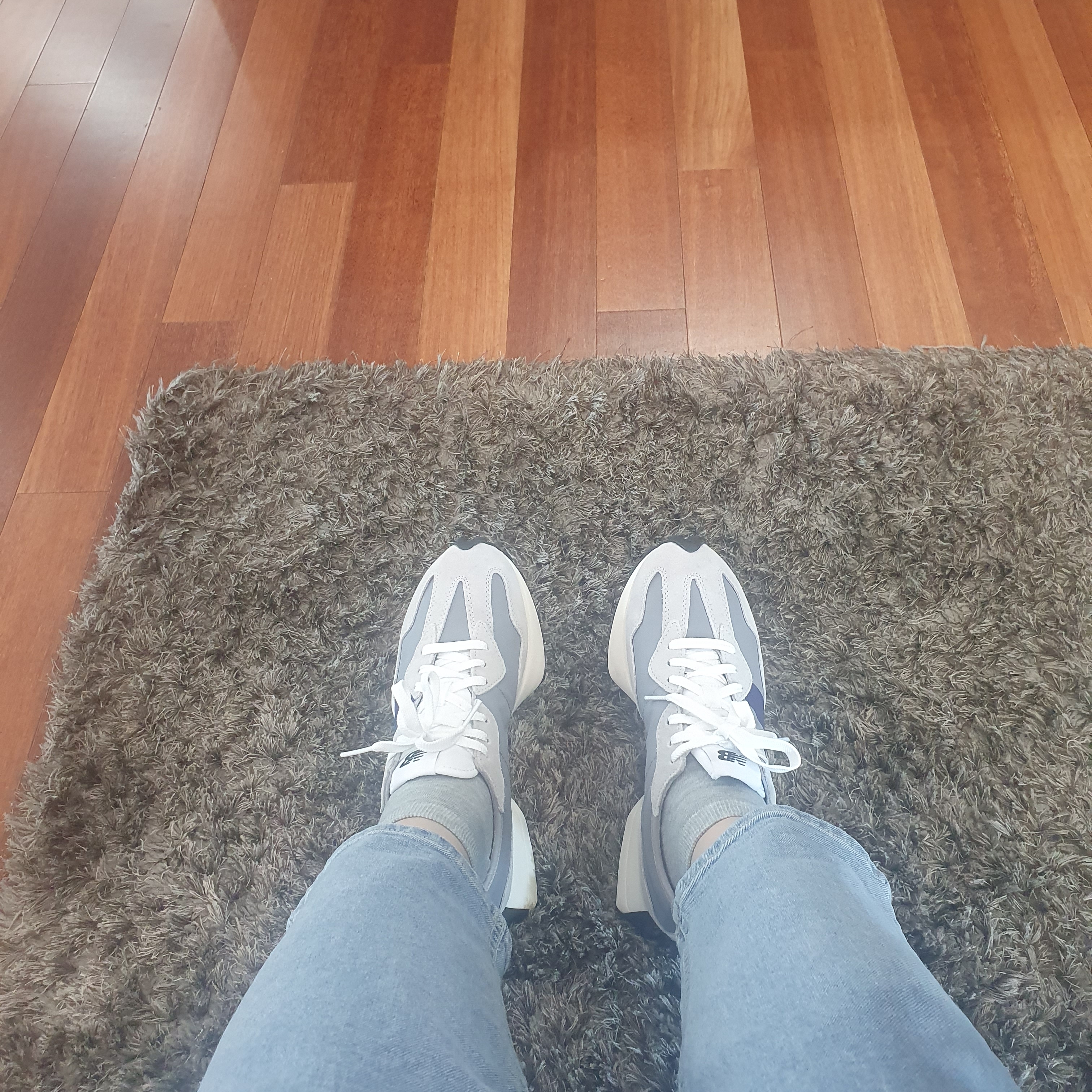New Balance 327 Grey Purple 착용 스타일 - 3