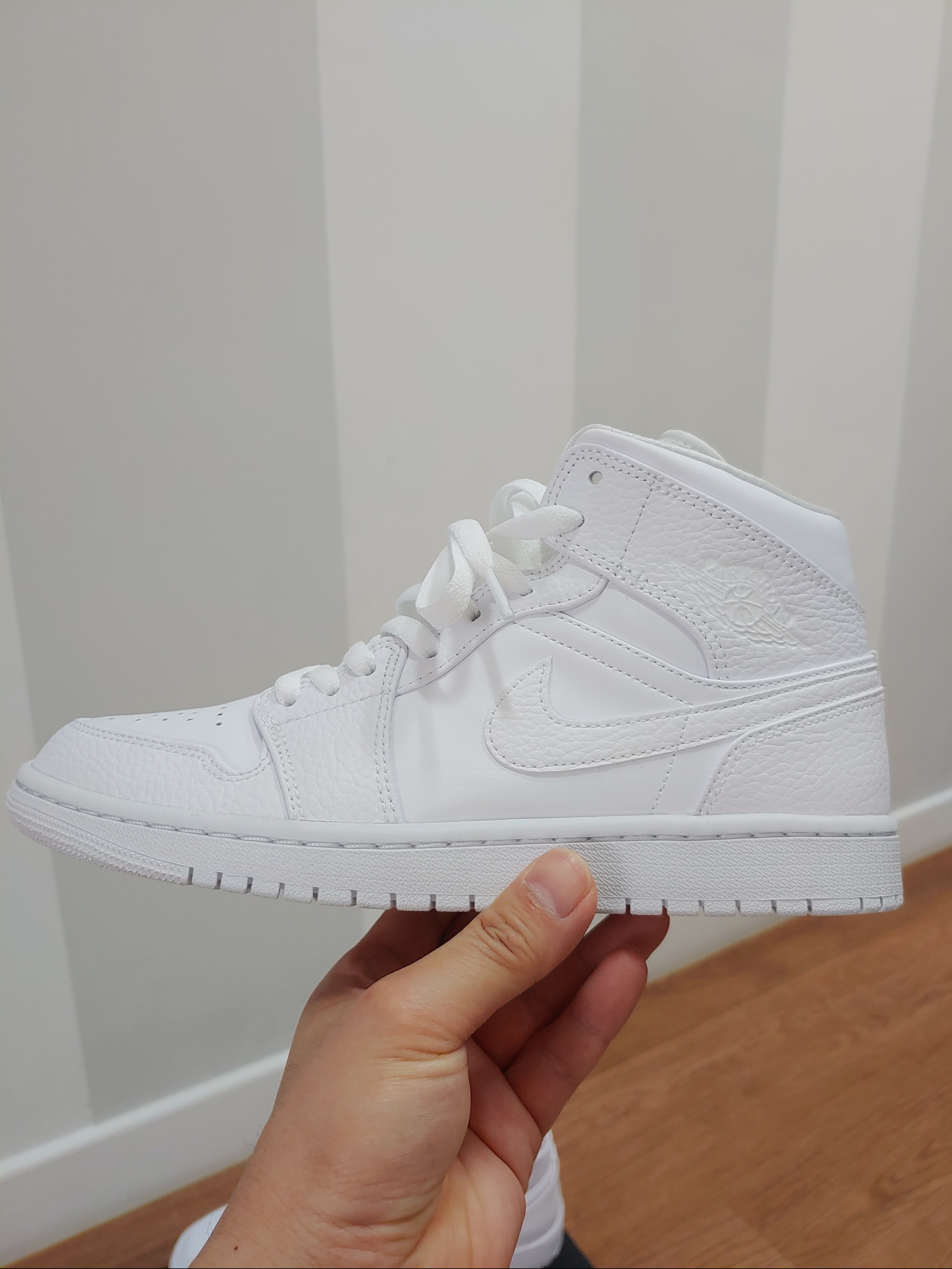 Jordan 1 Mid Triple White 착용 스타일 - 2