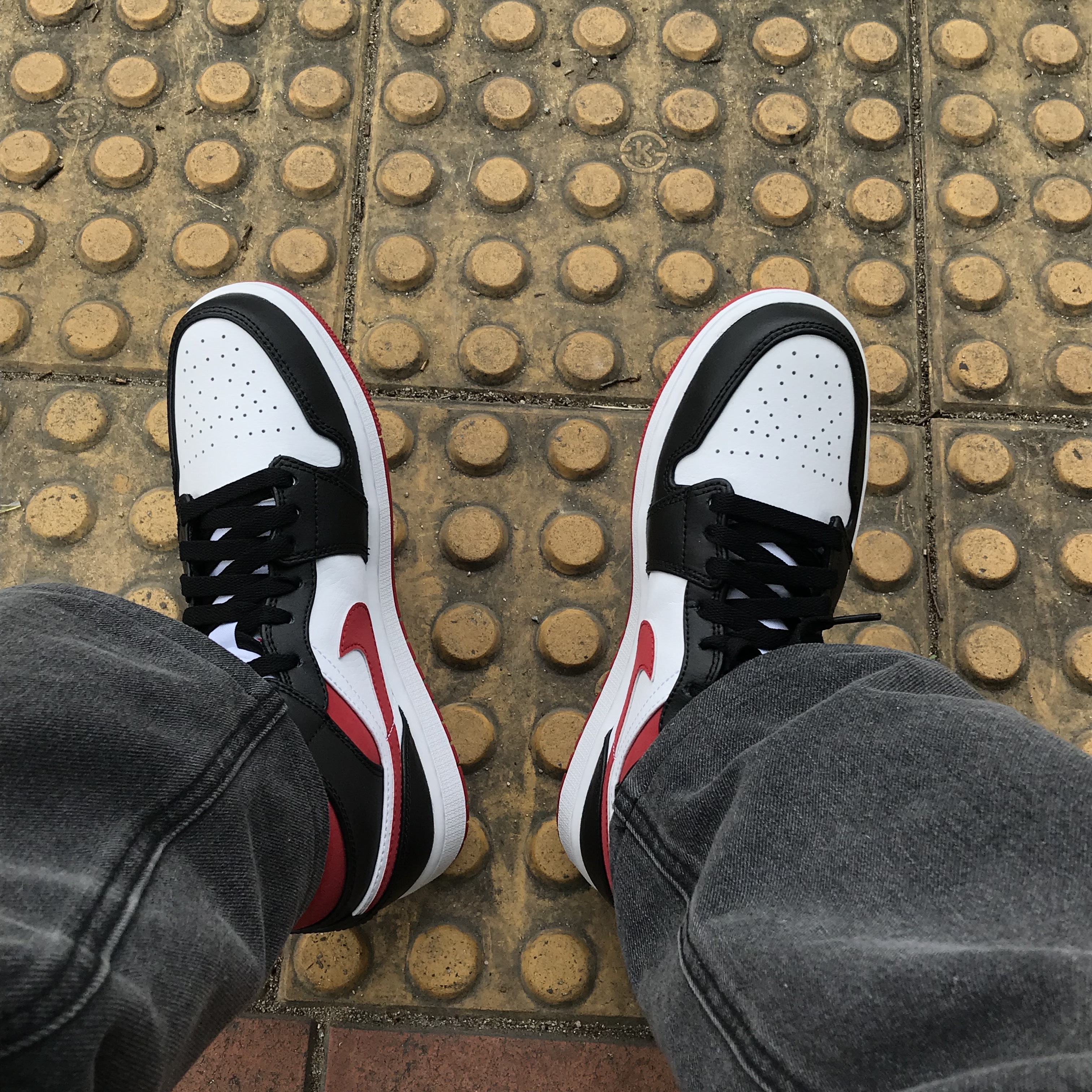 Jordan 1 Mid Gym Red Black White 착용 스타일 - 5
