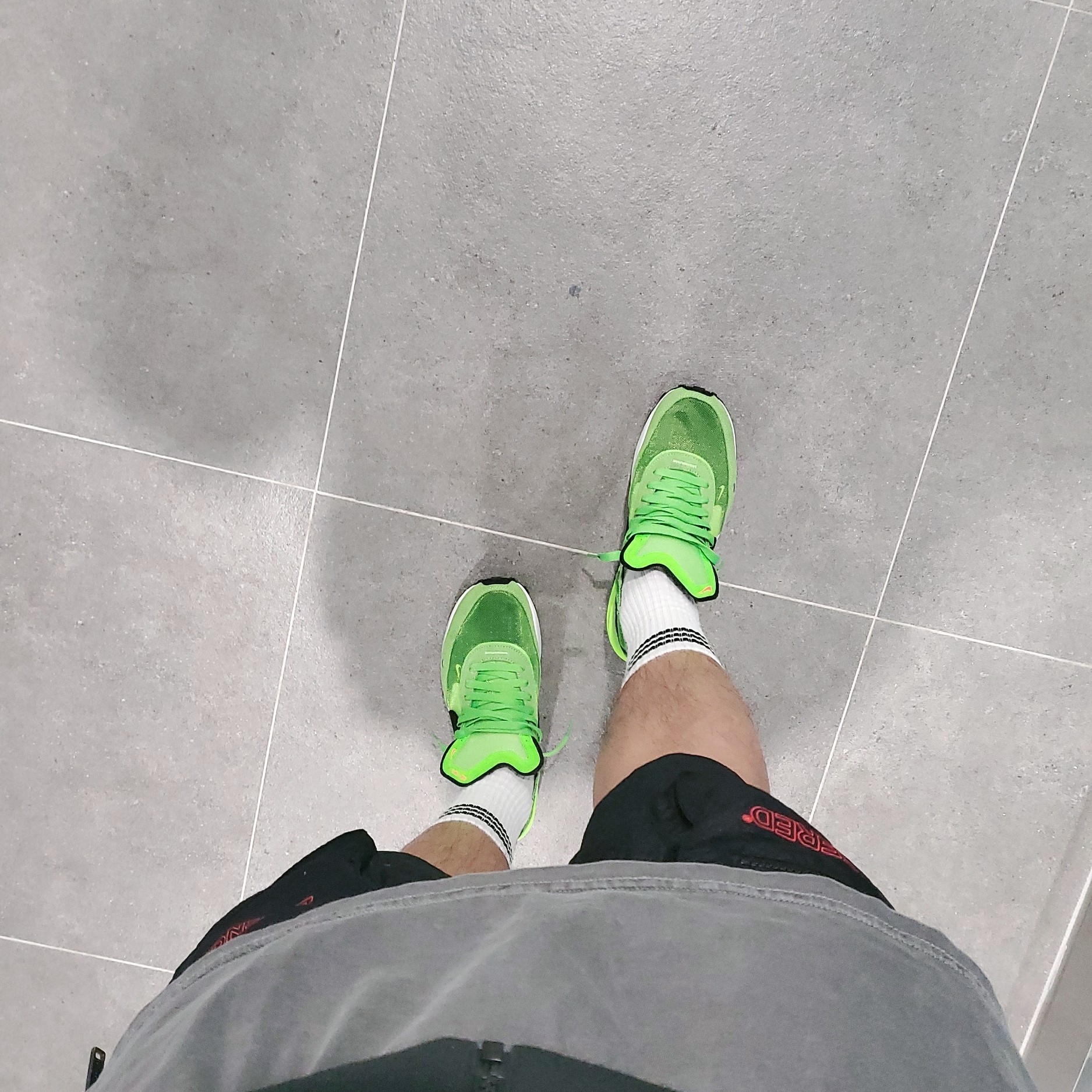 Nike Waffle One Electric Green 착용 스타일 - 2