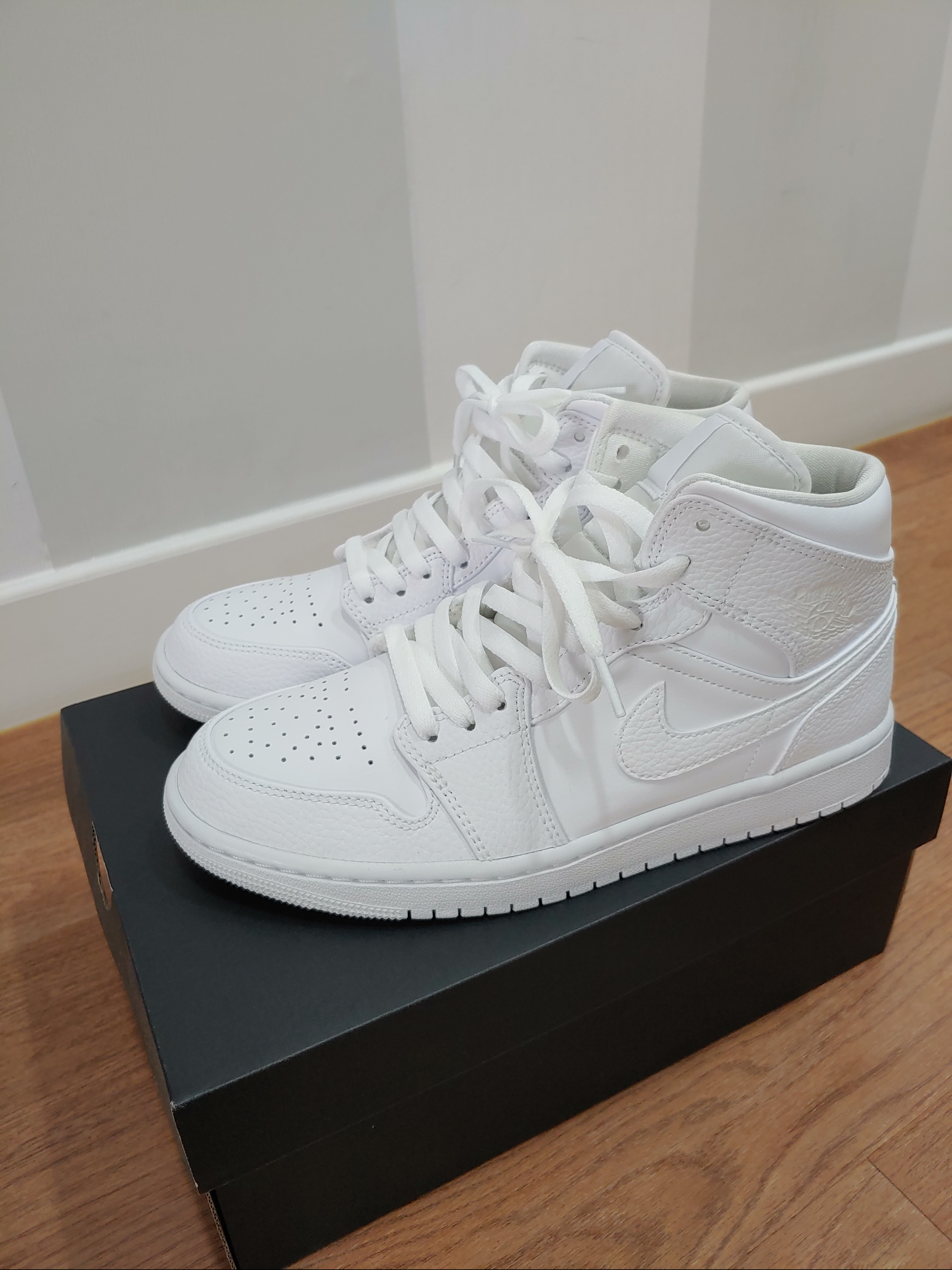 Jordan 1 Mid Triple White 착용 스타일 - 1
