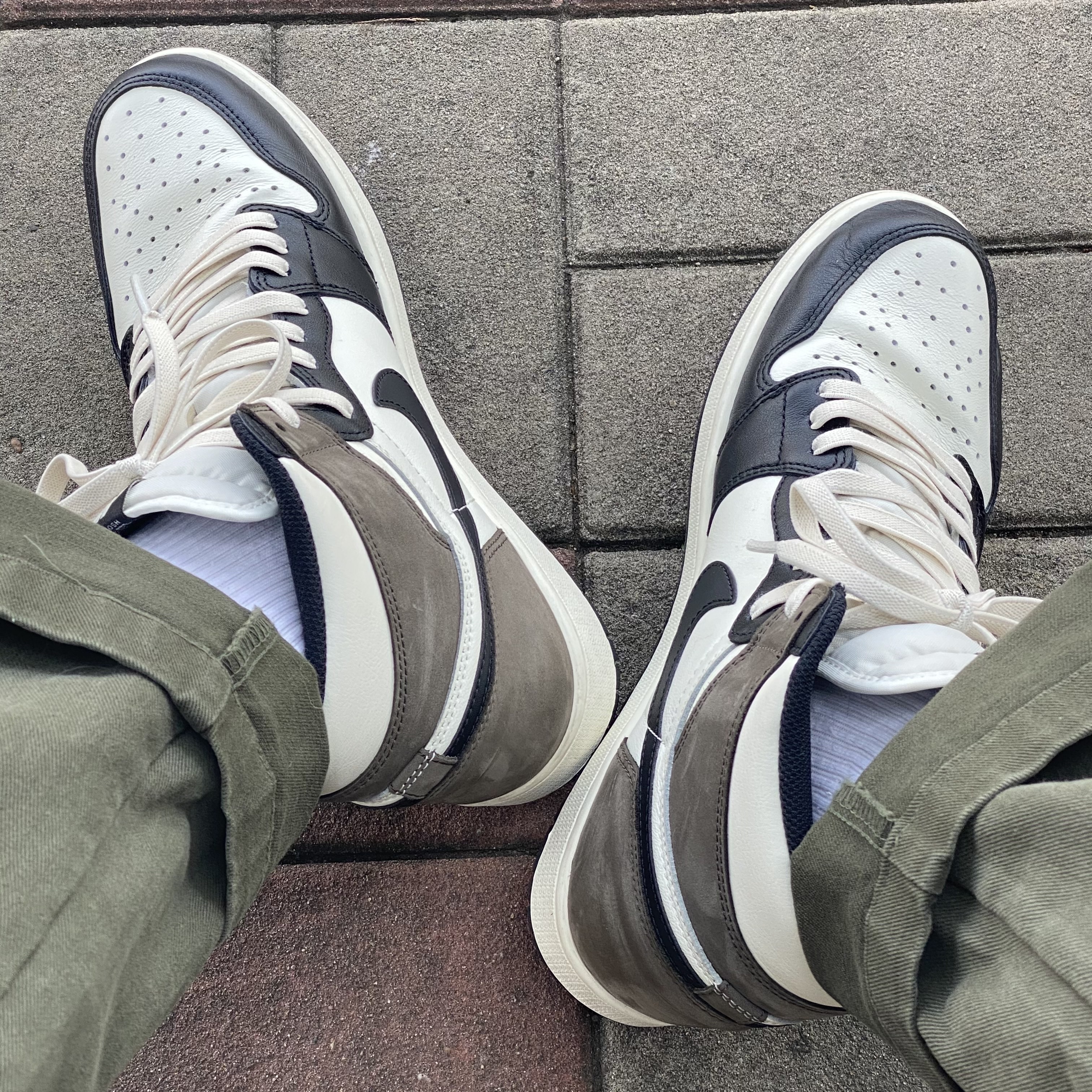 Jordan 1 Retro High OG Black Mocha 착용 스타일 - 1