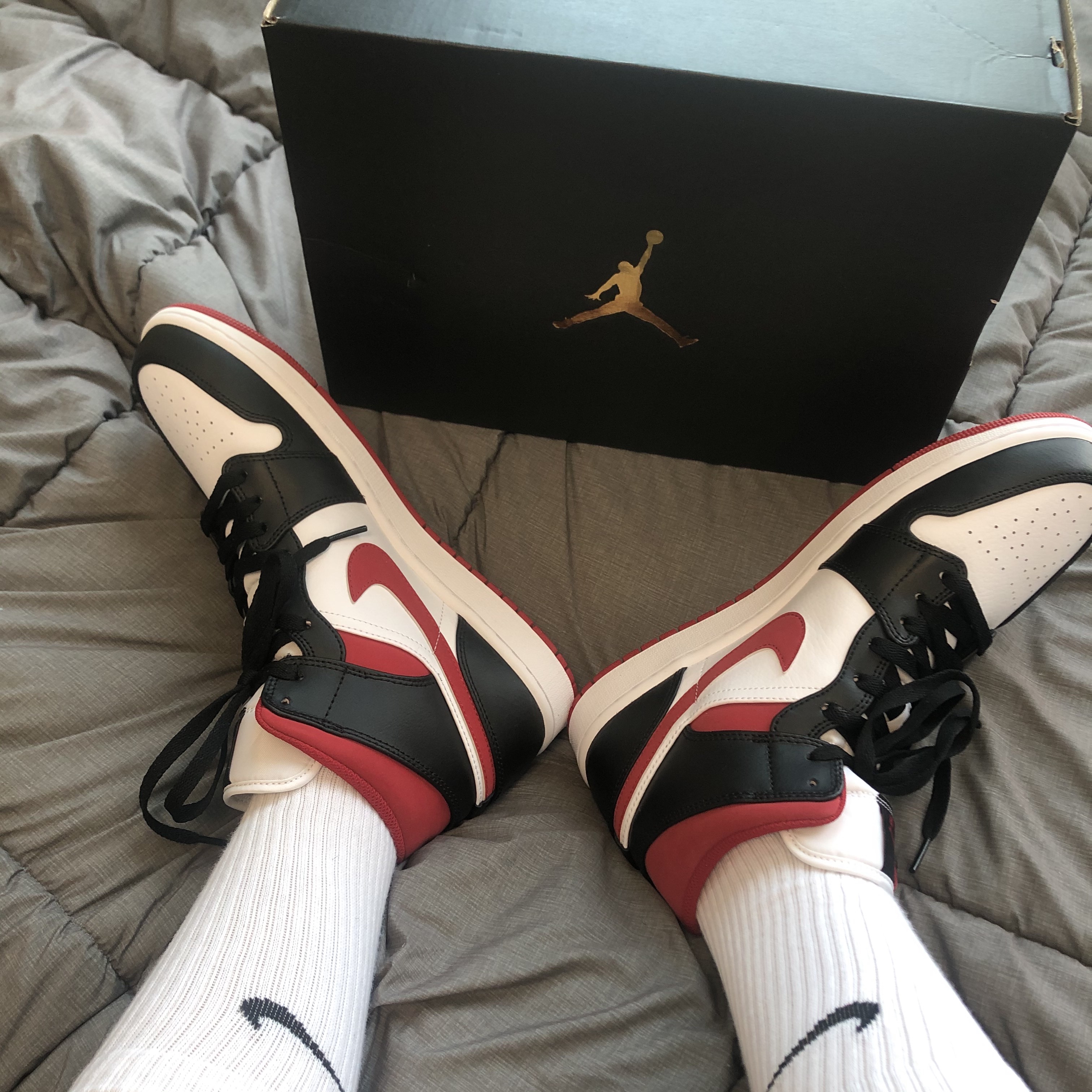 Jordan 1 Mid Gym Red Black White 착용 스타일 - 1