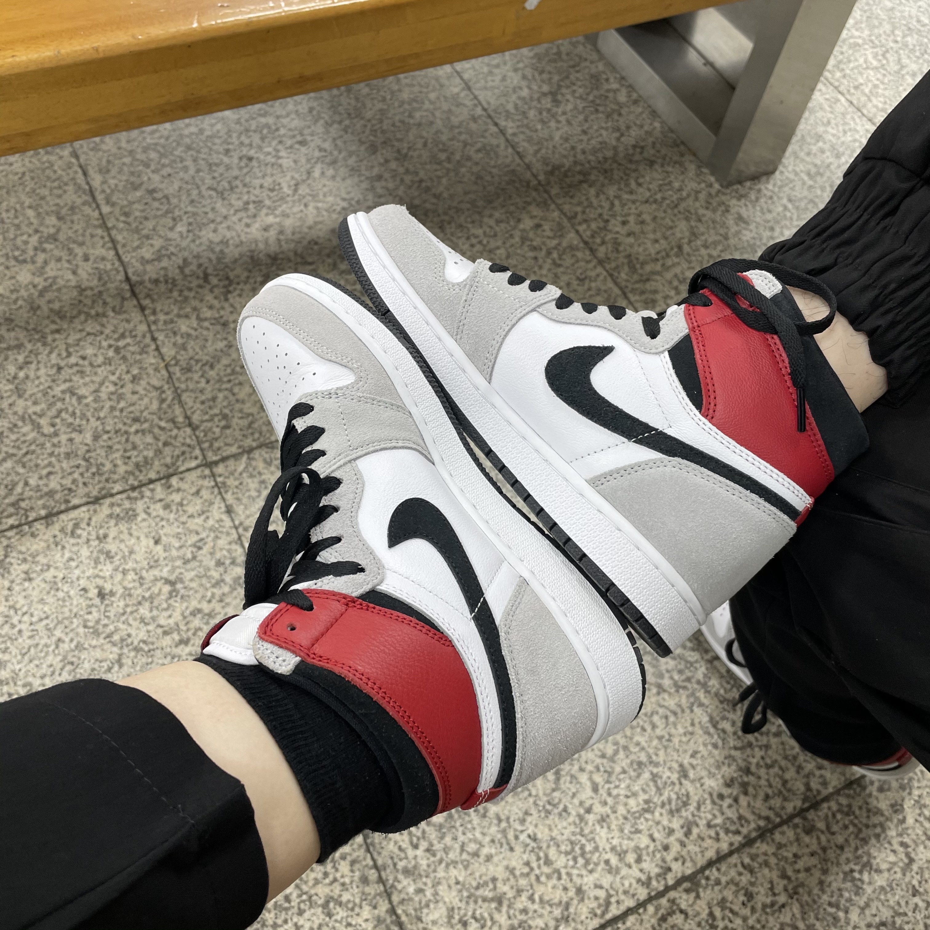Jordan 1 Retro High OG Light Smoke Grey, (GS) Jordan 1 Retro High OG Light Smoke Grey 착용 스타일 - 3