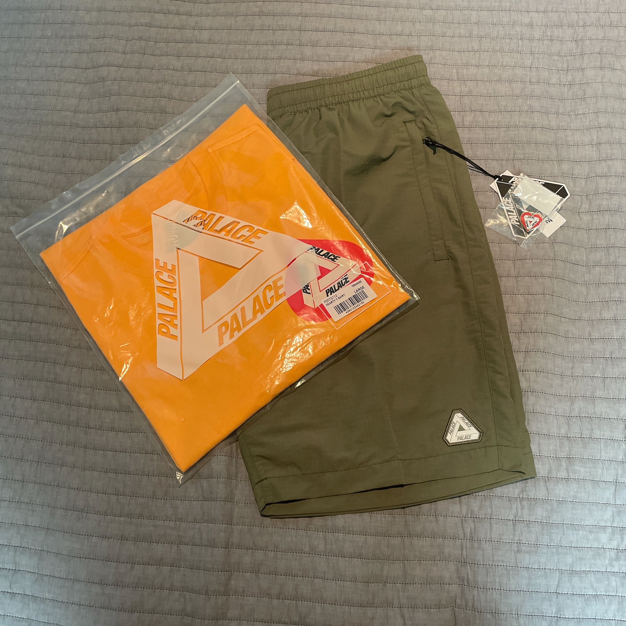 Palace Hearty T-Shirt Orange - 21SS, Palace Sofar Shell Shorts Olive - 21SS 착용 스타일 - 1