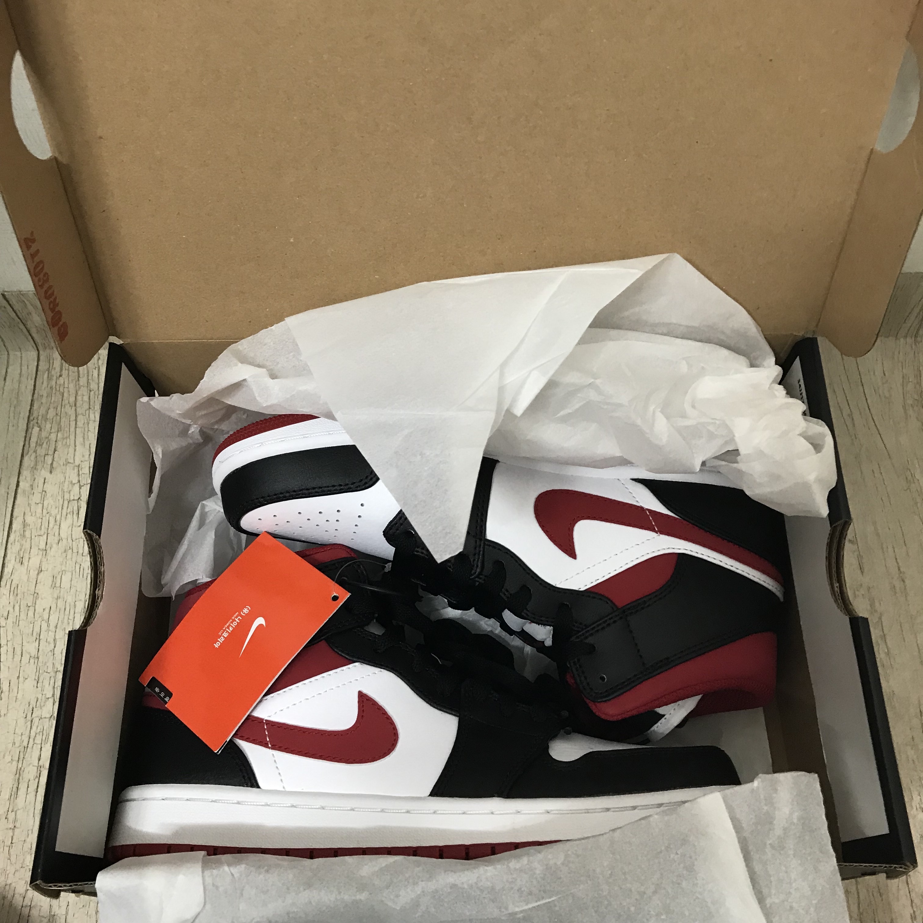 Jordan 1 Mid Gym Red Black White 착용 스타일 - 2