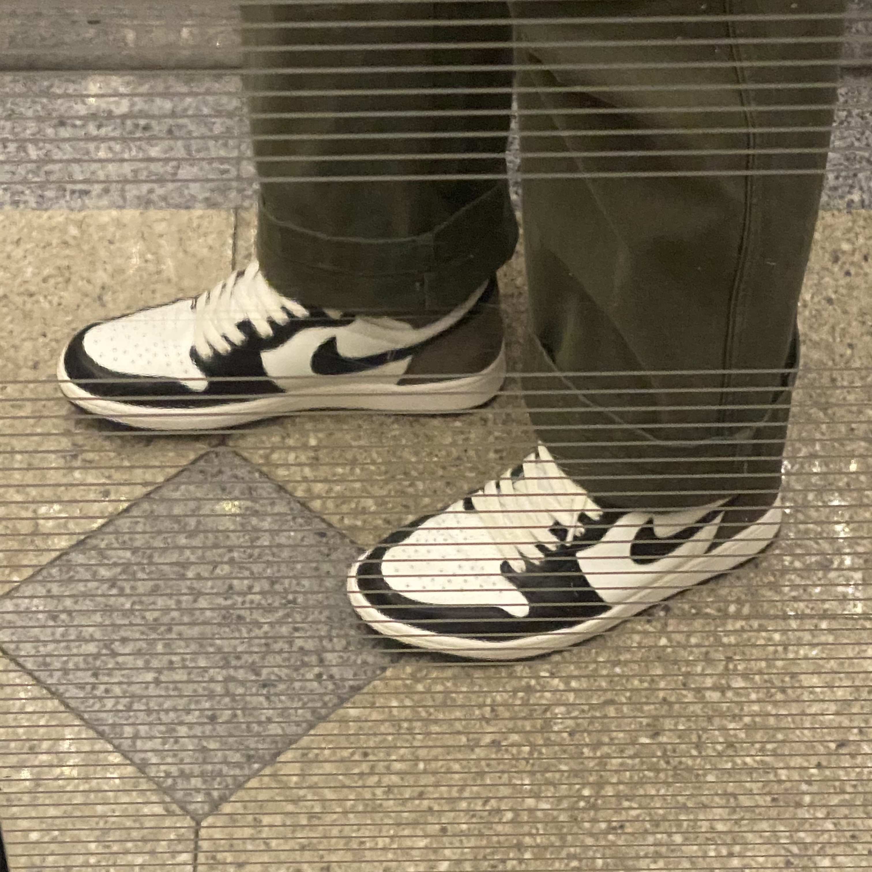 Jordan 1 Retro High OG Black Mocha 착용 스타일 - 2