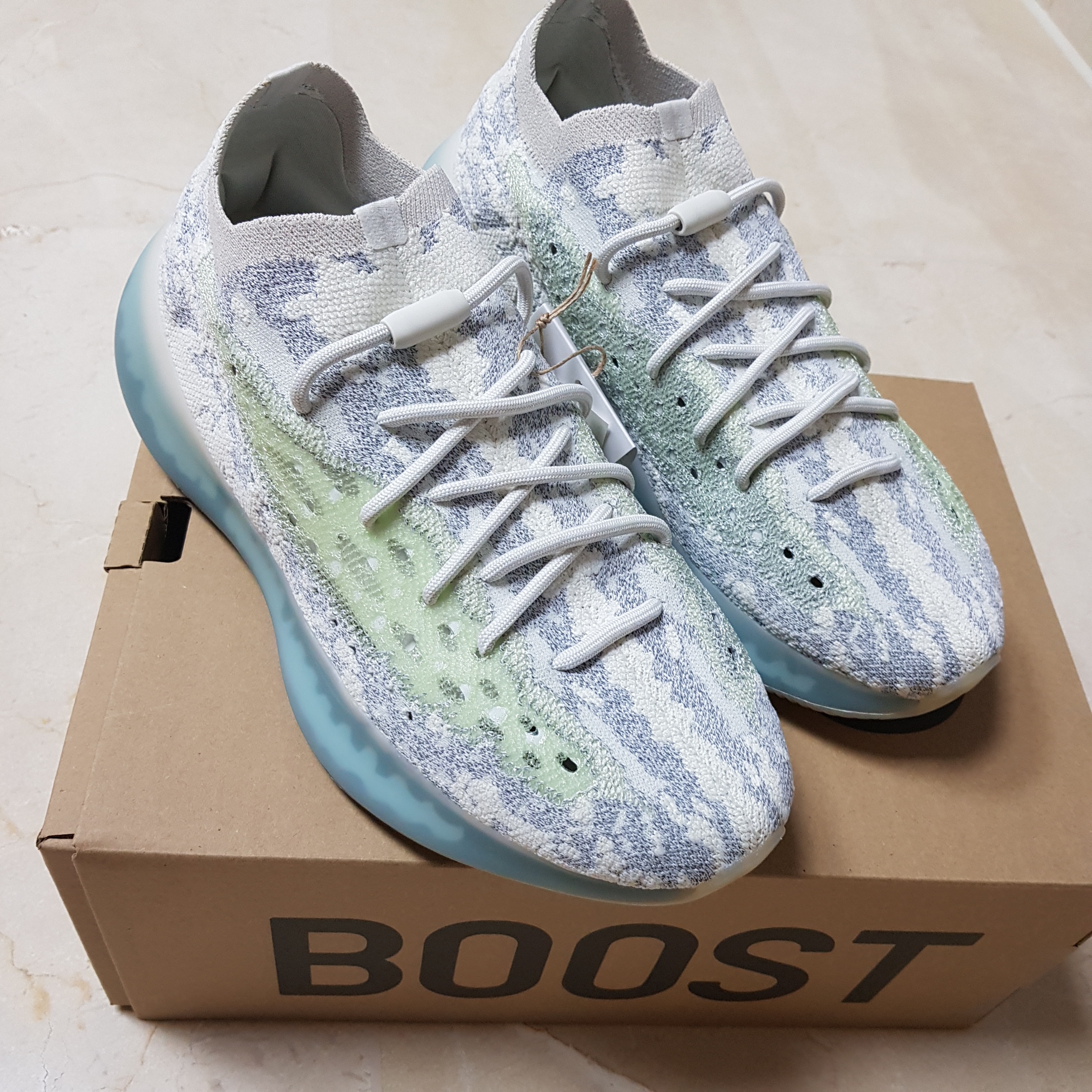 Adidas Yeezy Boost 380 Alien Blue - Reflective 착용 스타일 - 1