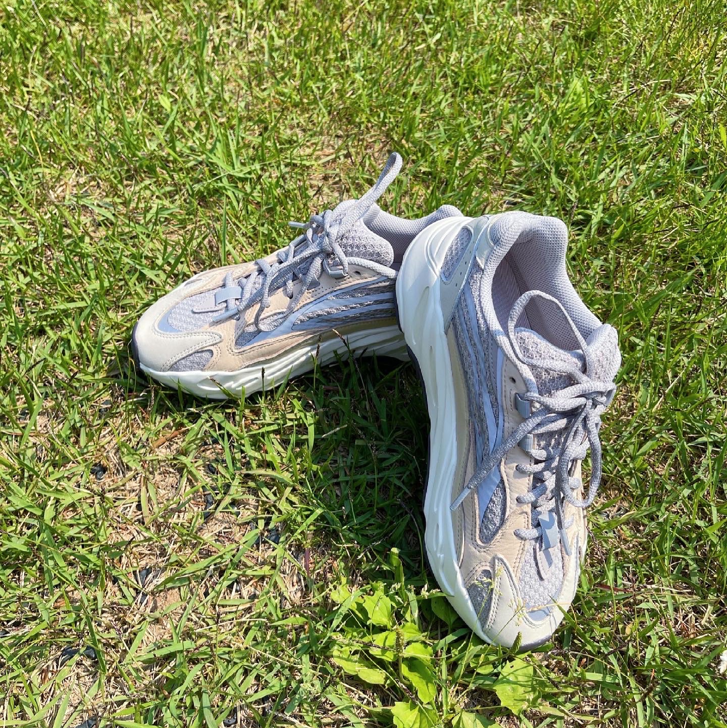 Adidas Yeezy Boost 700 V2 Cream 착용 스타일 - 2