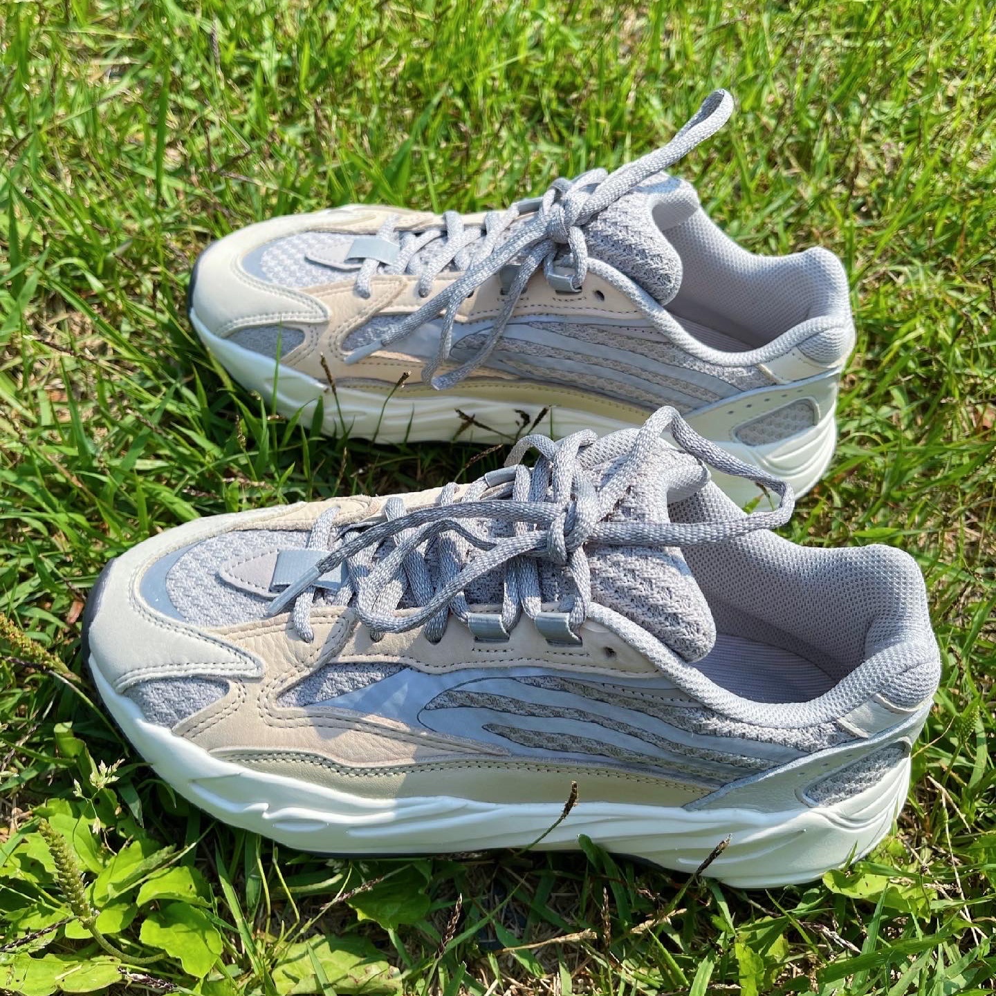 Adidas Yeezy Boost 700 V2 Cream 착용 스타일 - 1