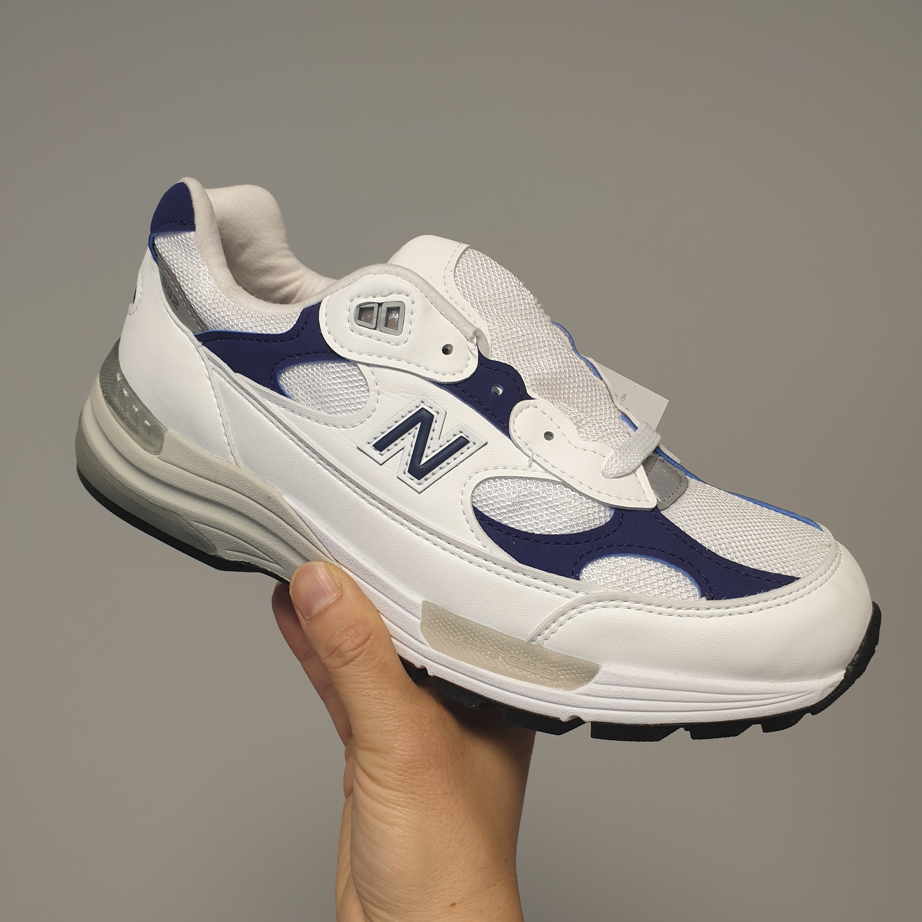 New Balance 992 Made in USA White Navy 착용 스타일 - 1