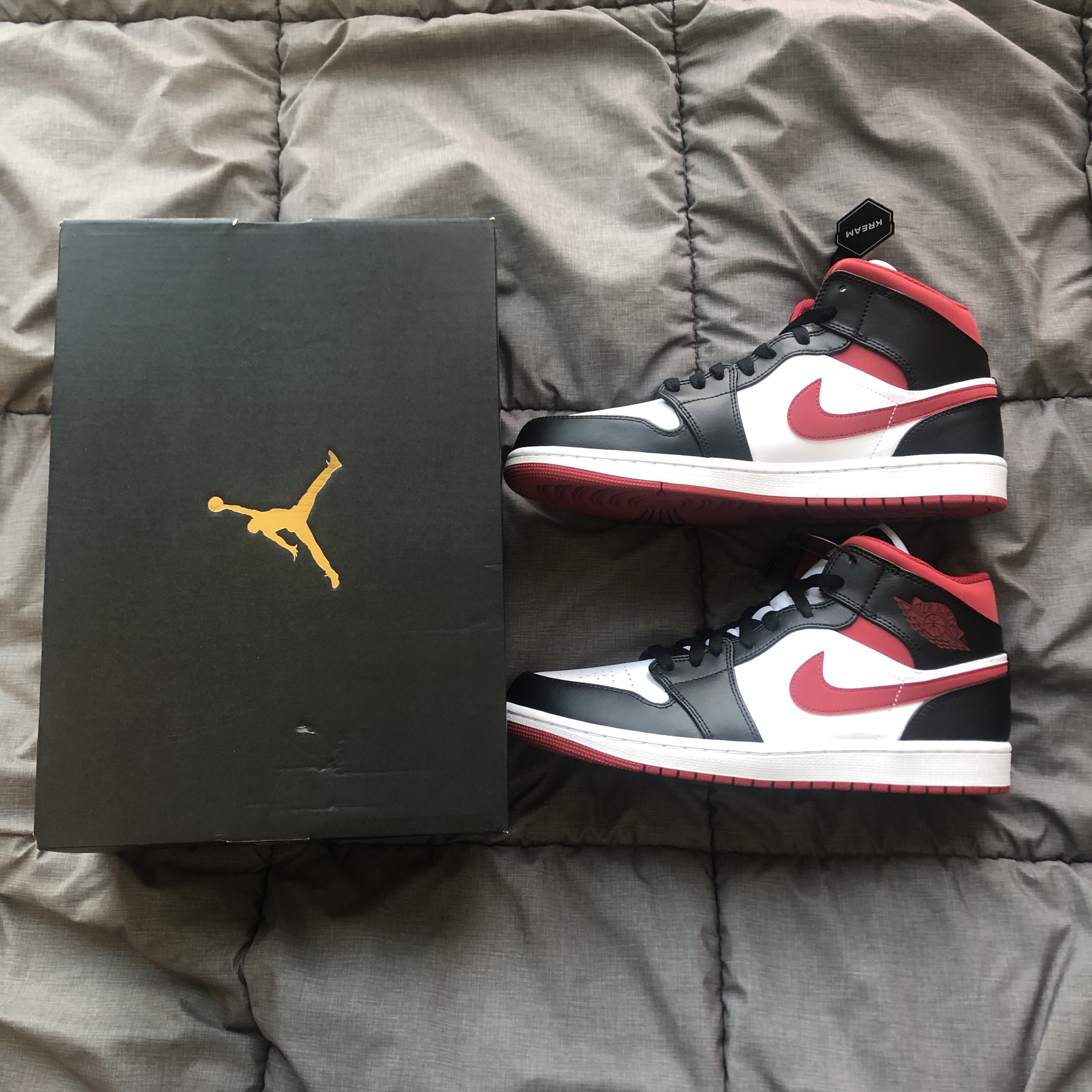 Jordan 1 Mid Gym Red Black White 착용 스타일 - 2