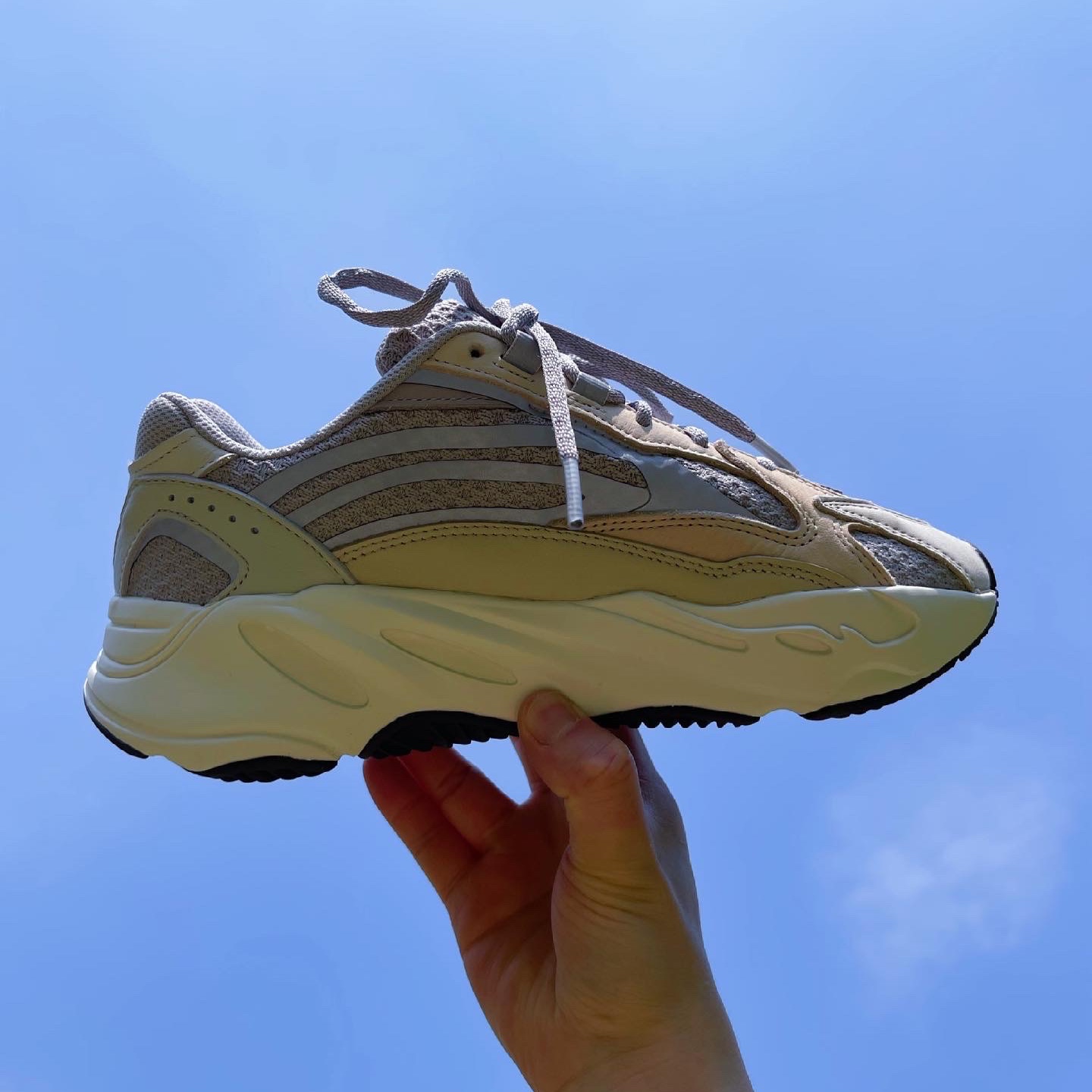 Adidas Yeezy Boost 700 V2 Cream 착용 스타일 - 5