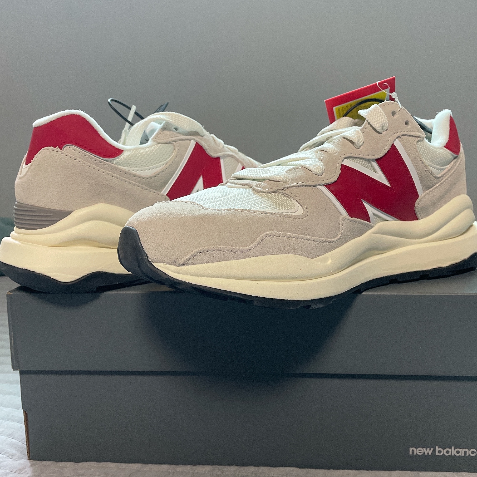 New Balance 5740 Grey Red 착용 스타일 - 2