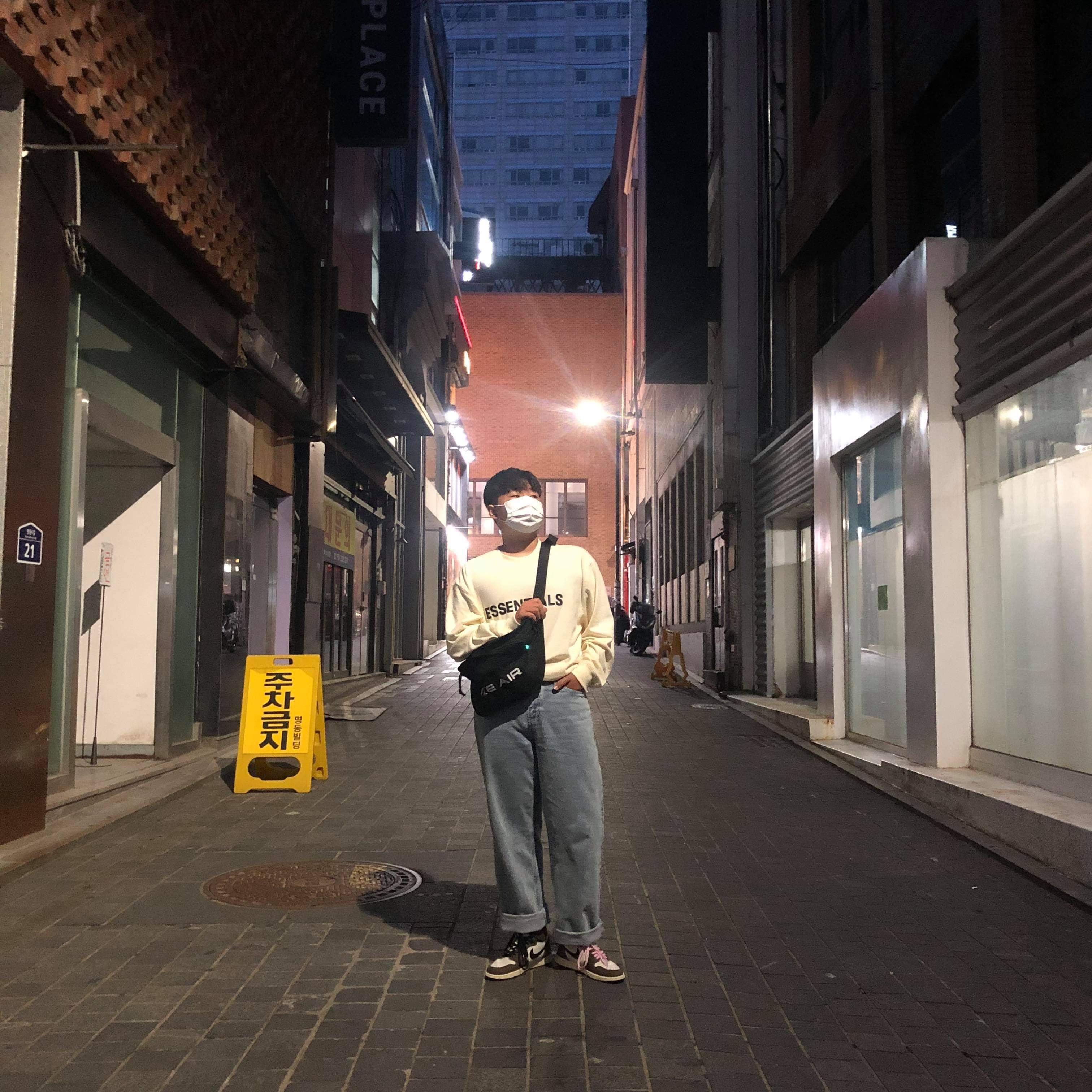 Jordan 1 x Travis Scott Retro High OG SP Mocha, Essentials 3D Silicon Applique Boxy Long Sleeve T-Shirt Buttercream 2020 착용 스타일 - 2