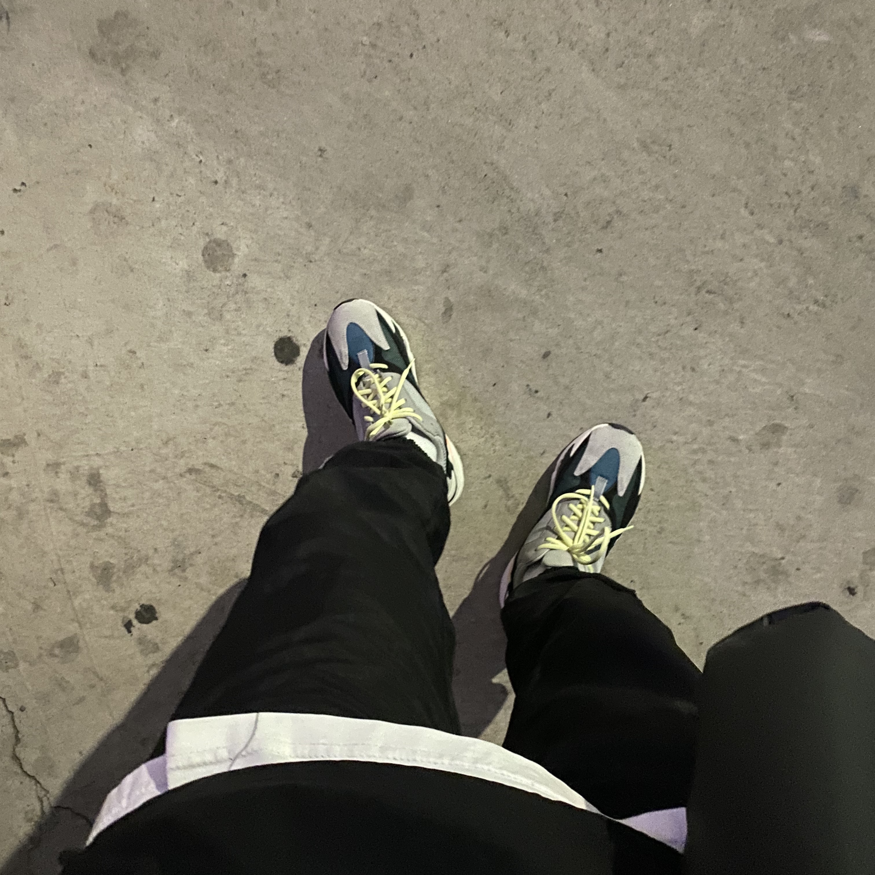 Adidas Yeezy Boost 700 Wave Runner Solid Grey 2017/2019 착용 스타일