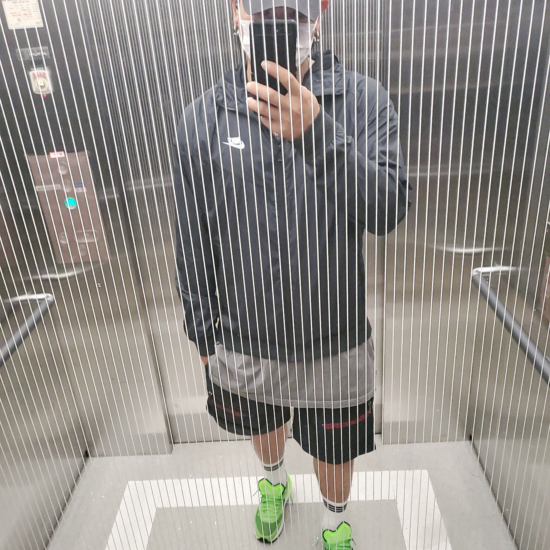 Nike Waffle One Electric Green 착용 스타일 - 1