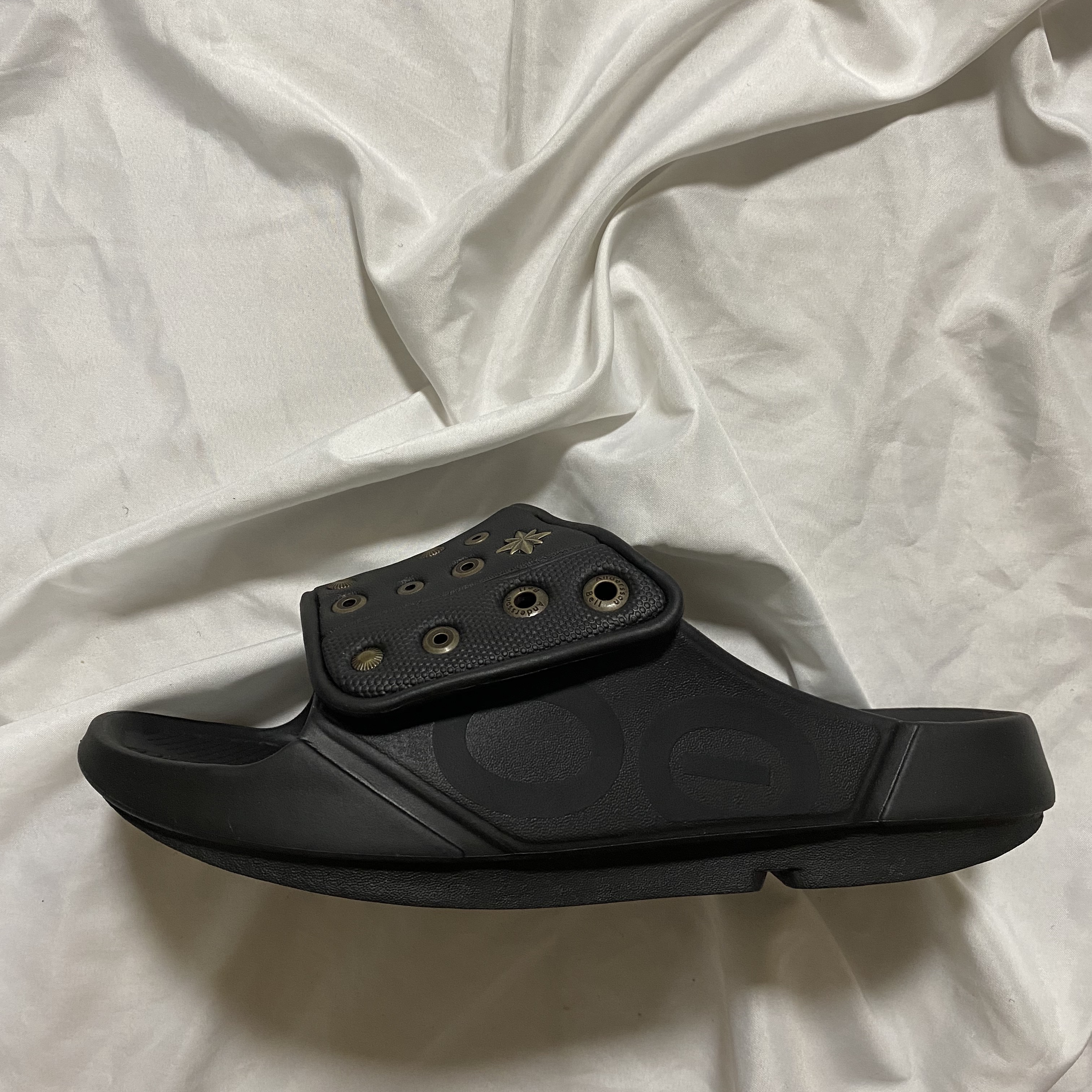 Oofos x Andersson Bell Ooahh Sport Flex Black 착용 스타일 - 2