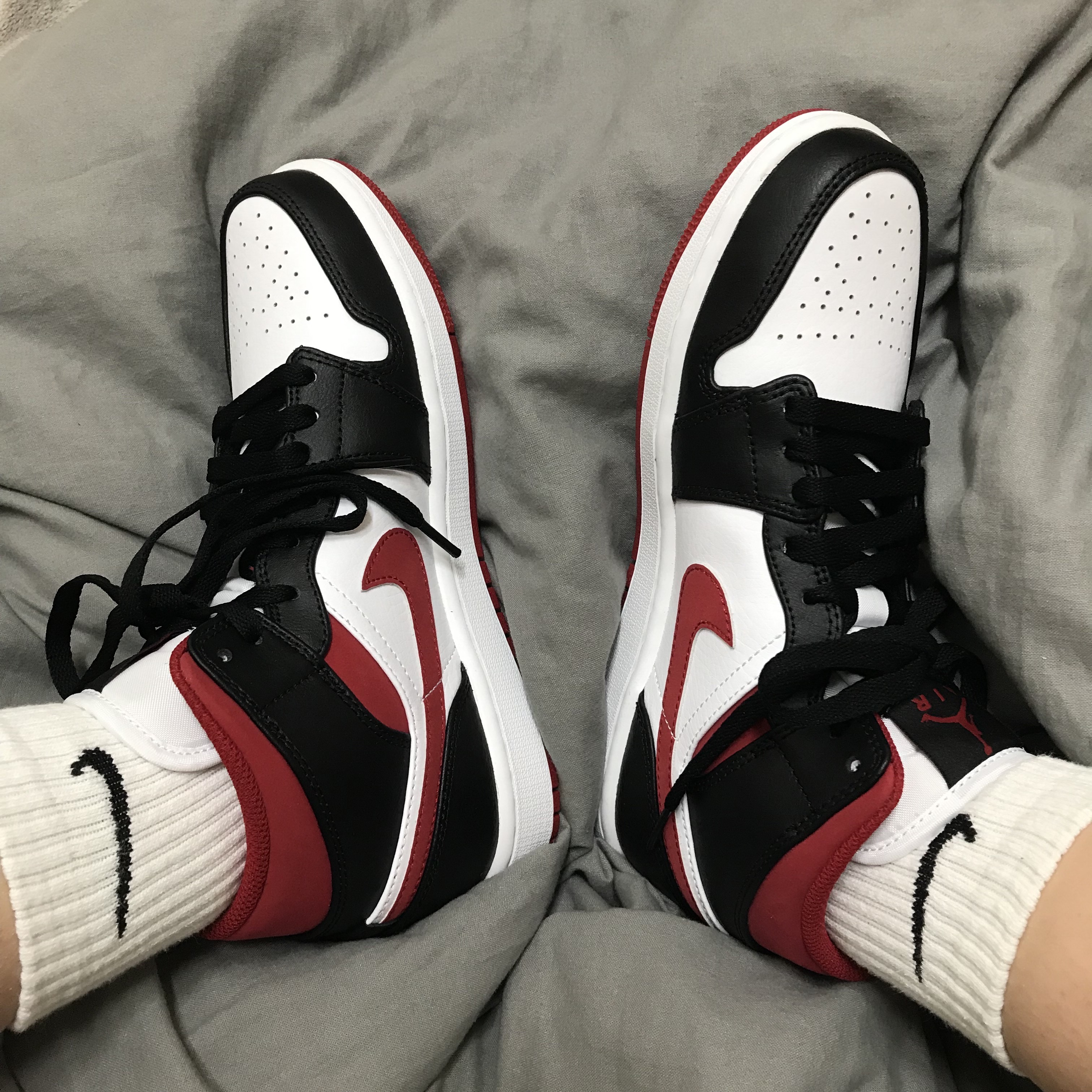 Jordan 1 Mid Gym Red Black White 착용 스타일 - 4