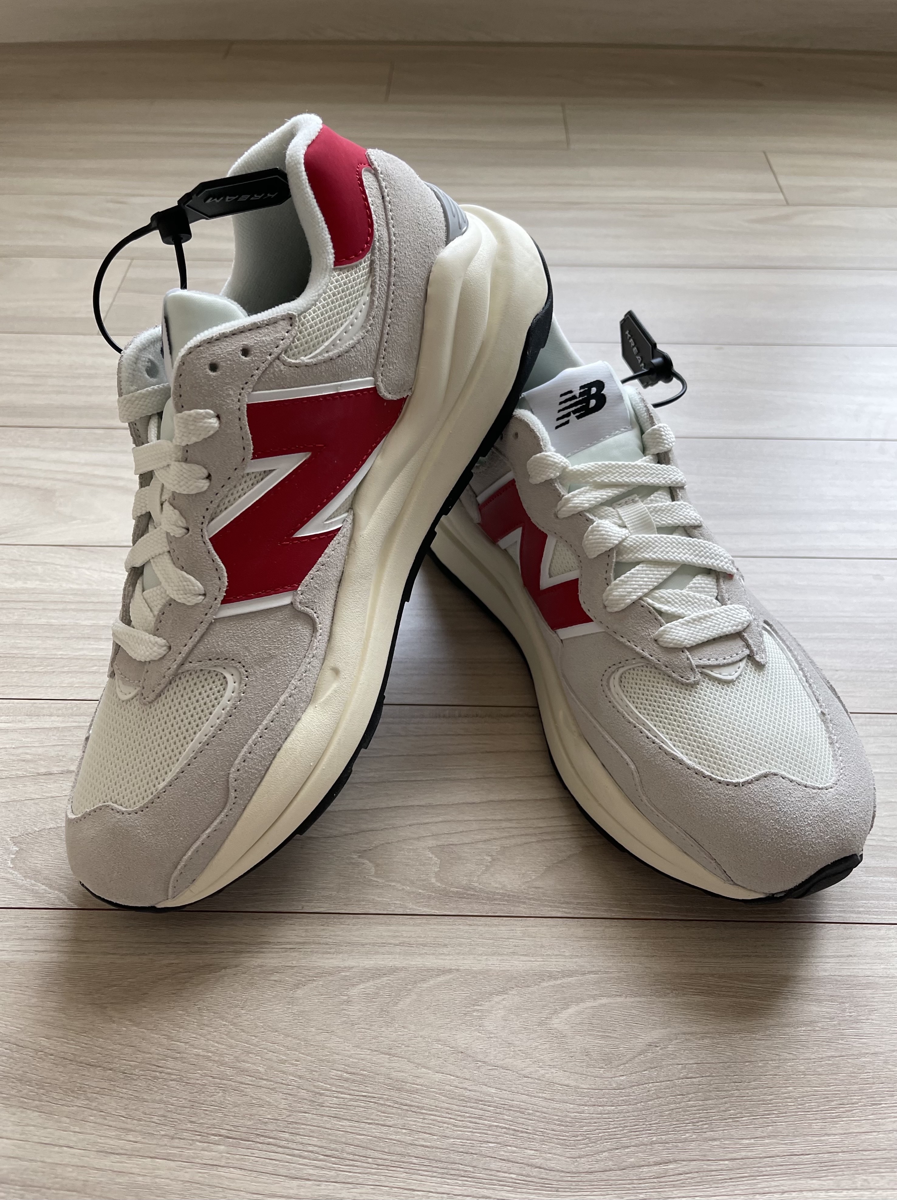 New Balance 5740 Grey Red 착용 스타일