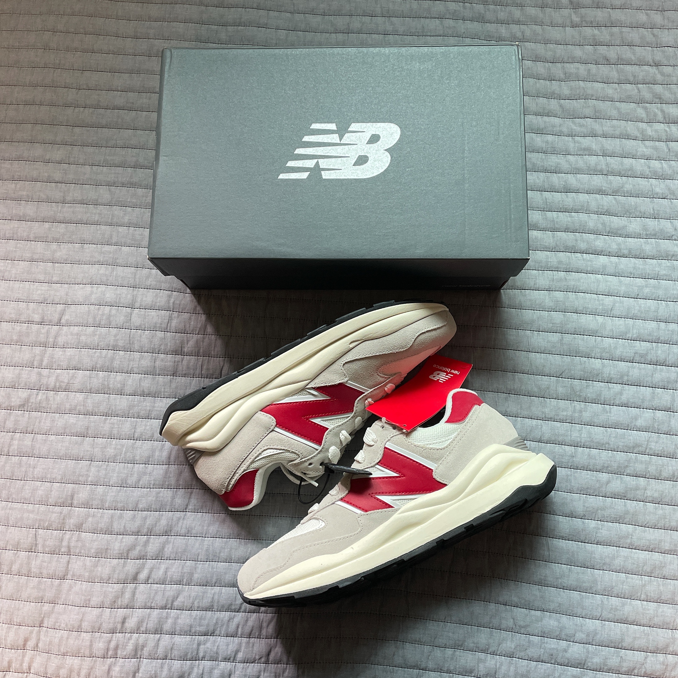 New Balance 5740 Grey Red 착용 스타일 - 1