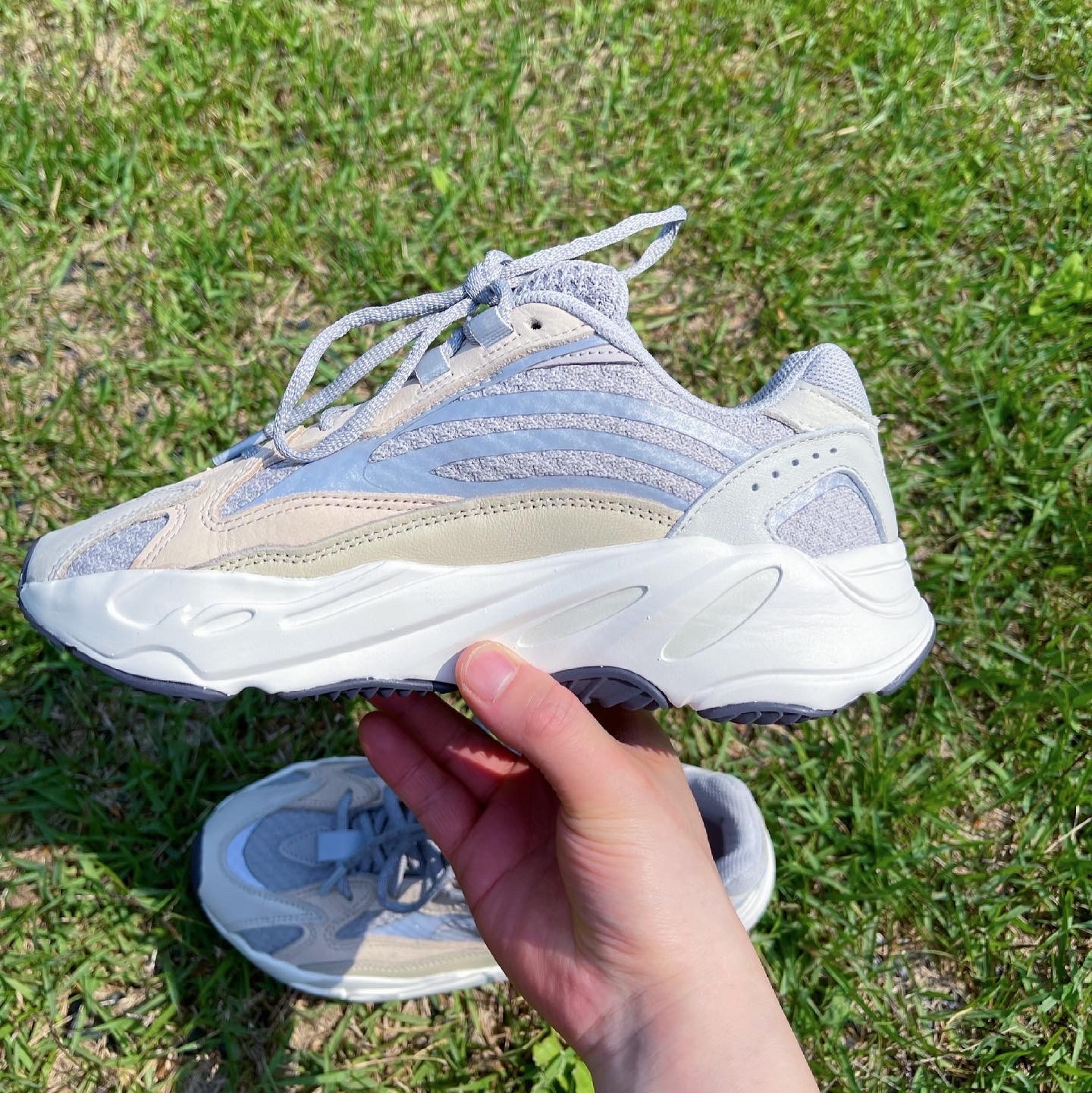 Adidas Yeezy Boost 700 V2 Cream 착용 스타일 - 3