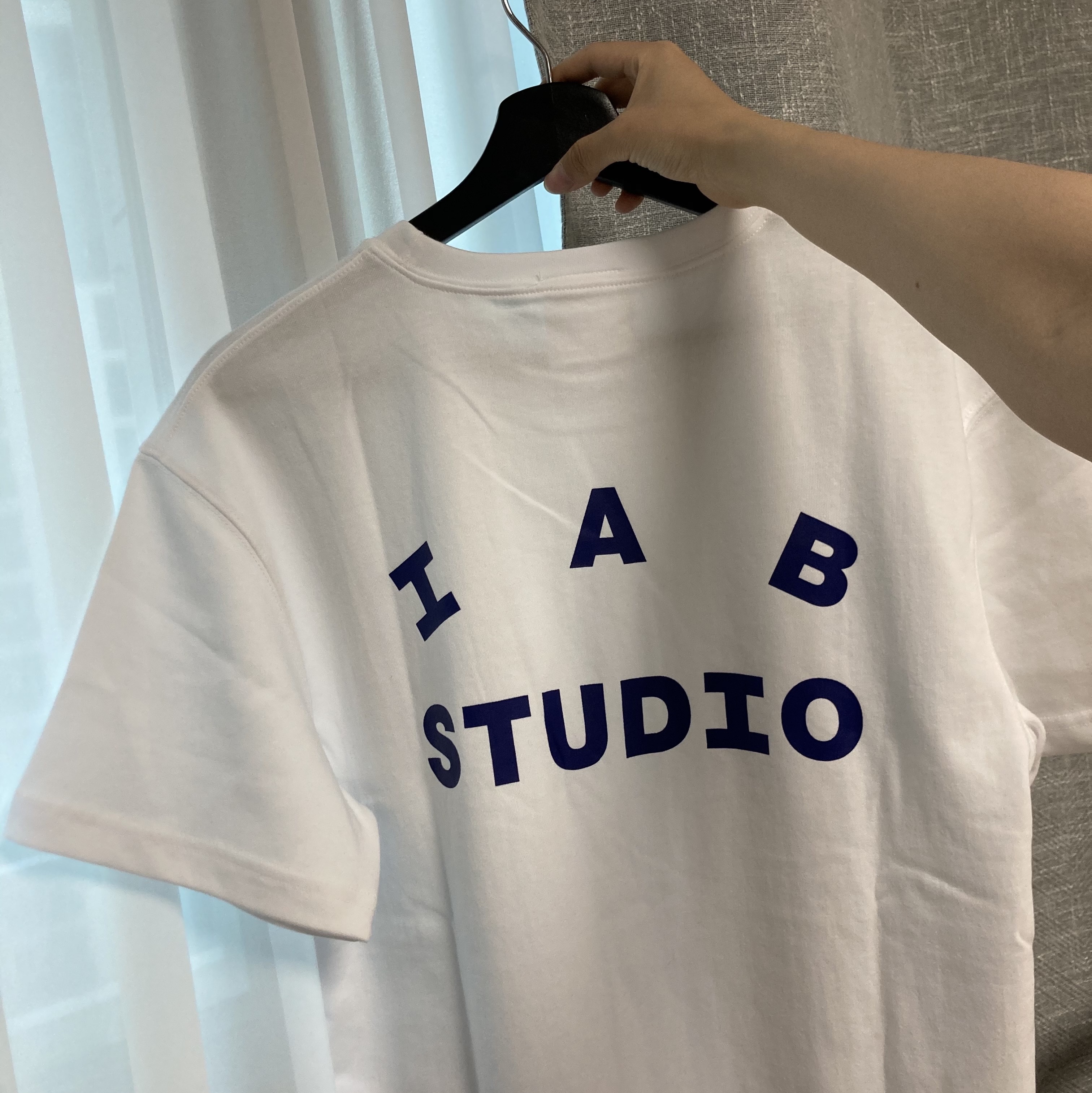 IAB Studio T-Shirt White 착용 스타일 - 2