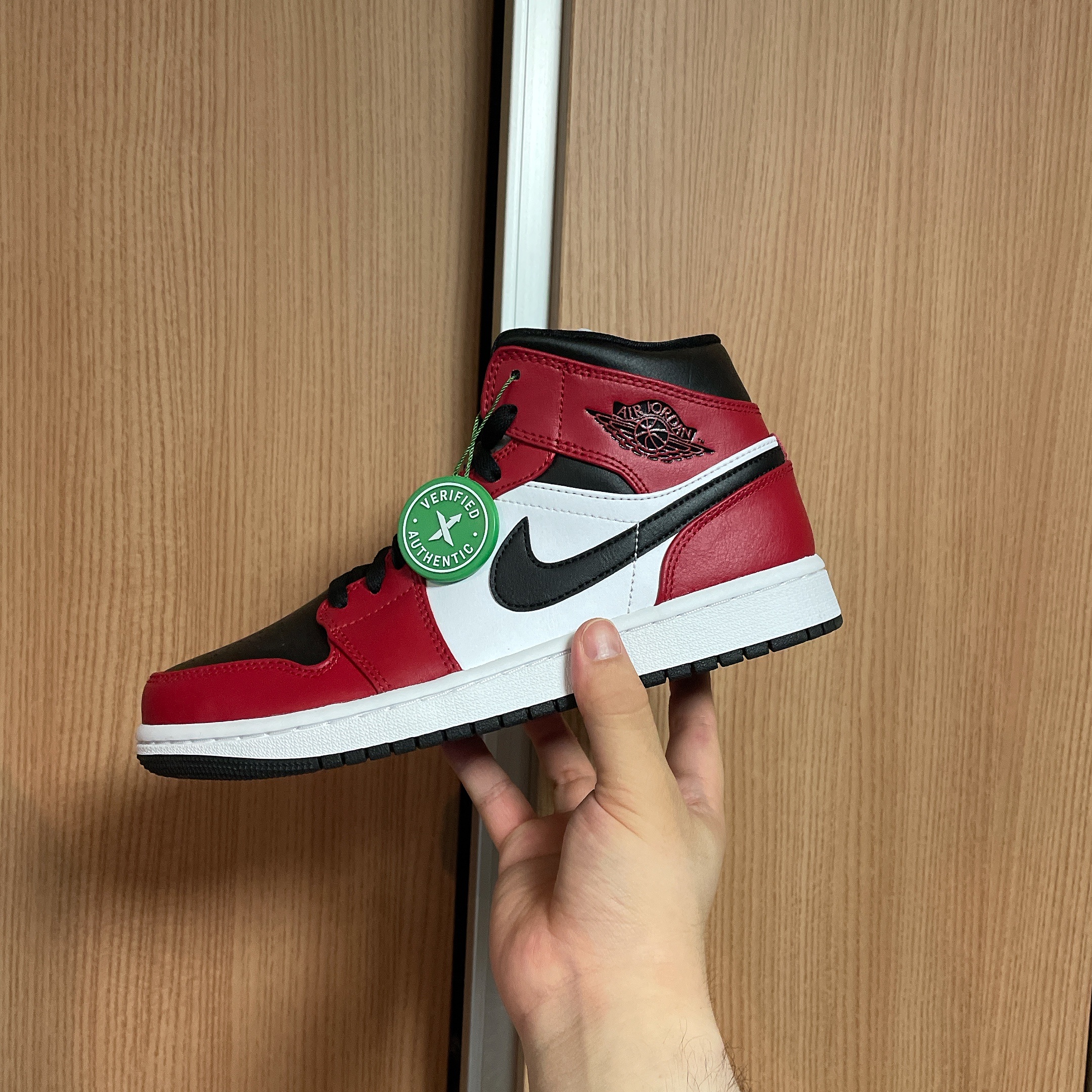 Jordan 1 Mid Chicago Black Toe 착용 스타일 - 3