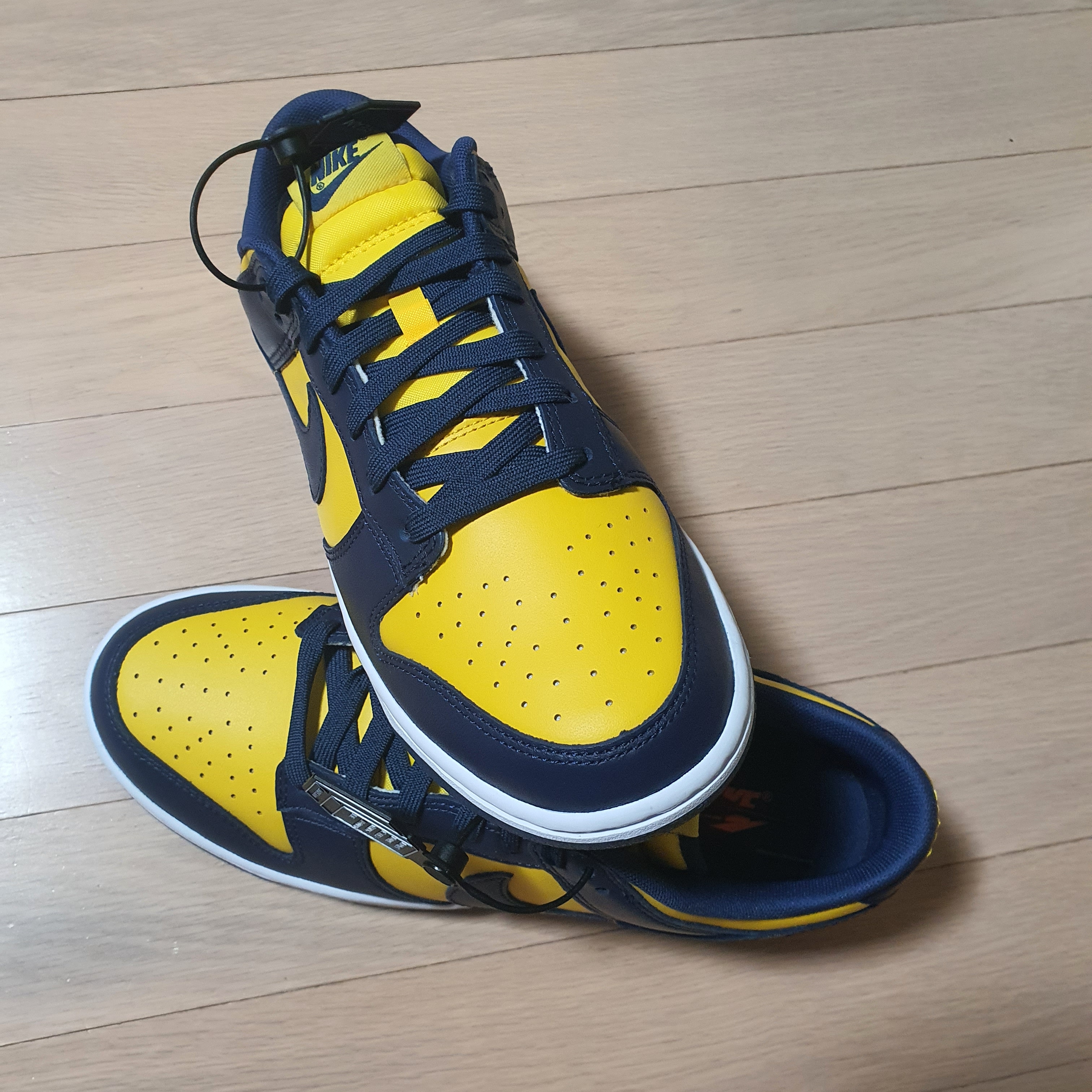Nike Dunk Low Retro Varsity Maize, Nike M NRG Solo Swoosh Track Pants Black - Asia 착용 스타일 - 3