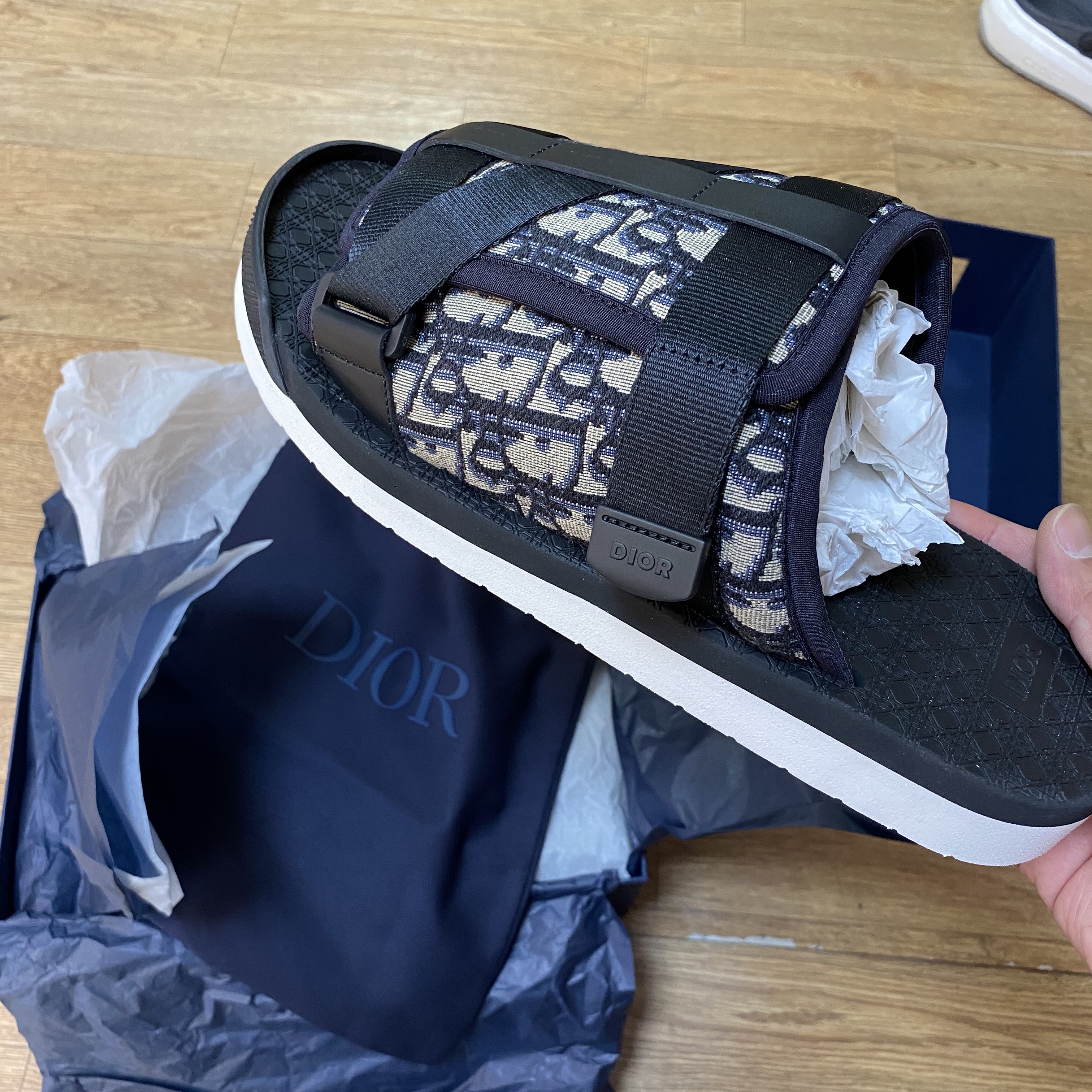Dior Alpha Sandal Beige & Black Dior Oblique Jacquard 착용 스타일