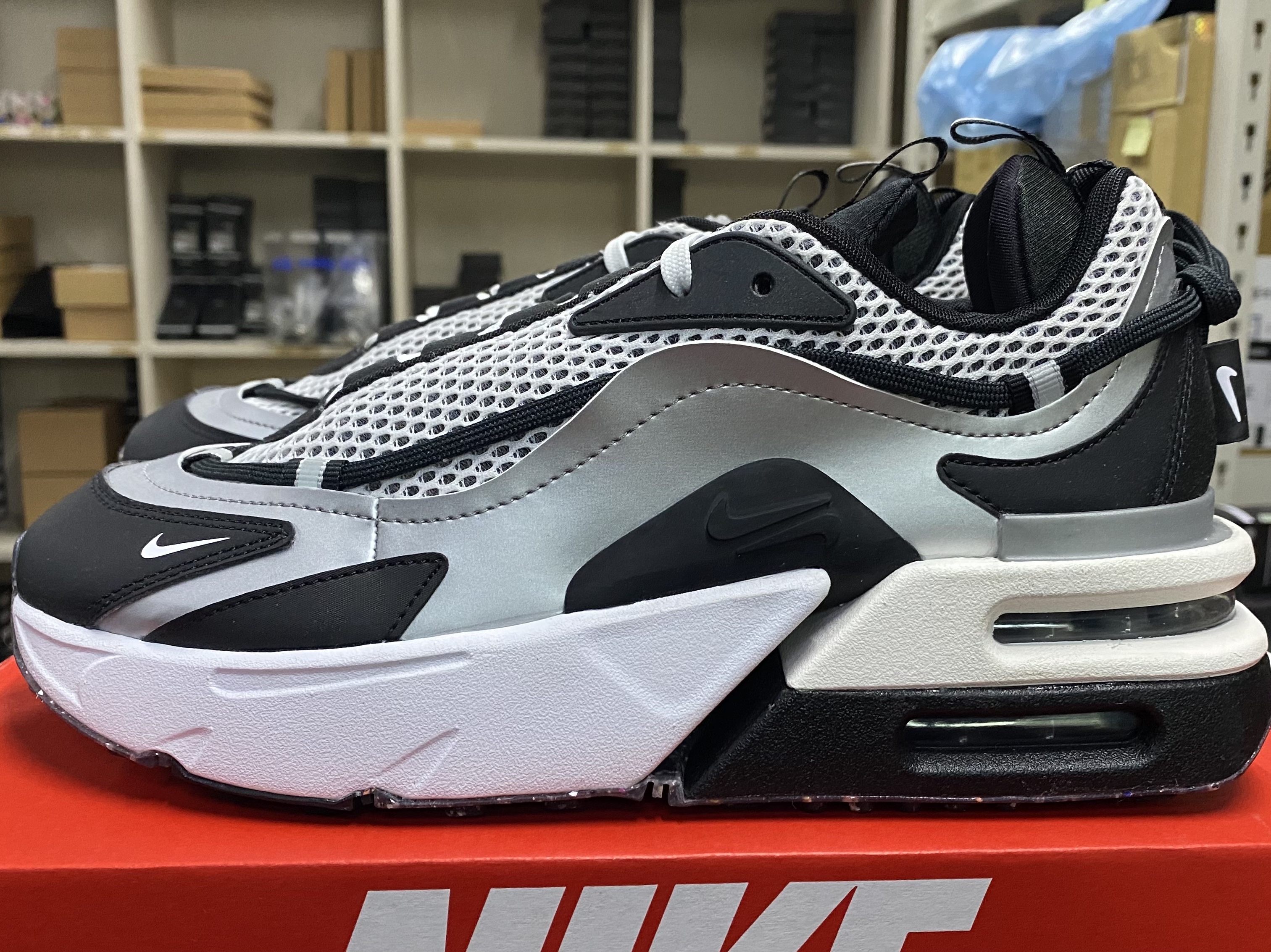 (W) Nike Air Max Furyosa Silver and Black 착용 스타일 - 1